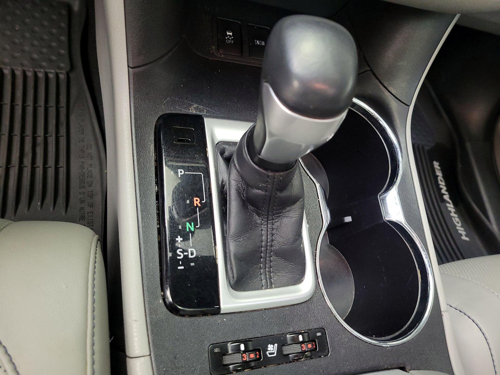 Thumbnail: 2015 Toyota Highlander - 15