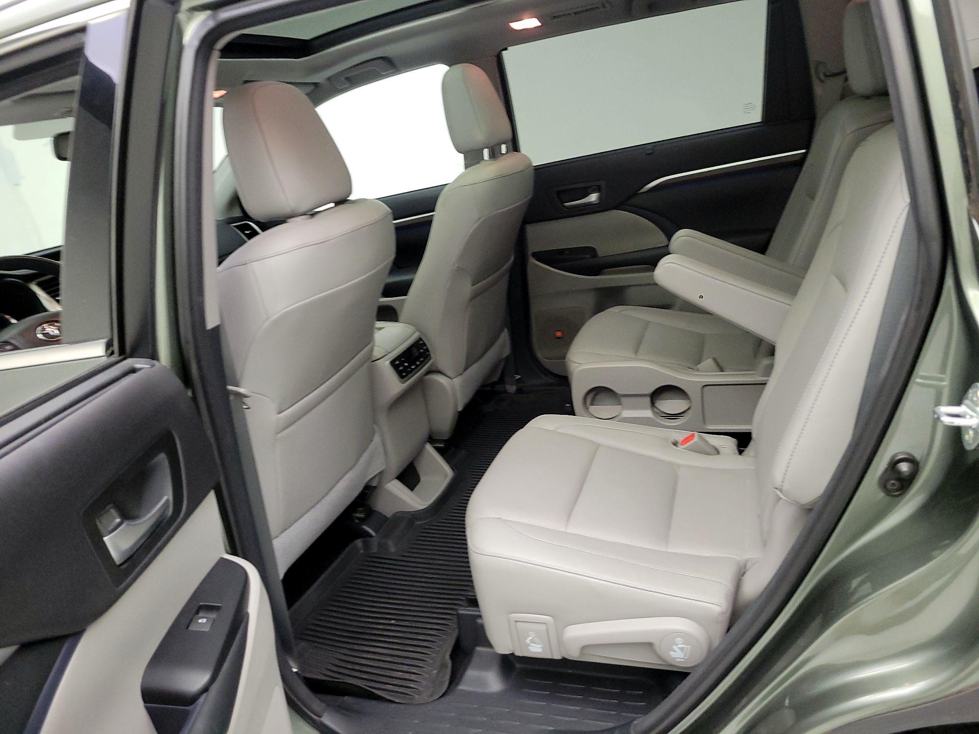 Thumbnail: 2015 Toyota Highlander - 17