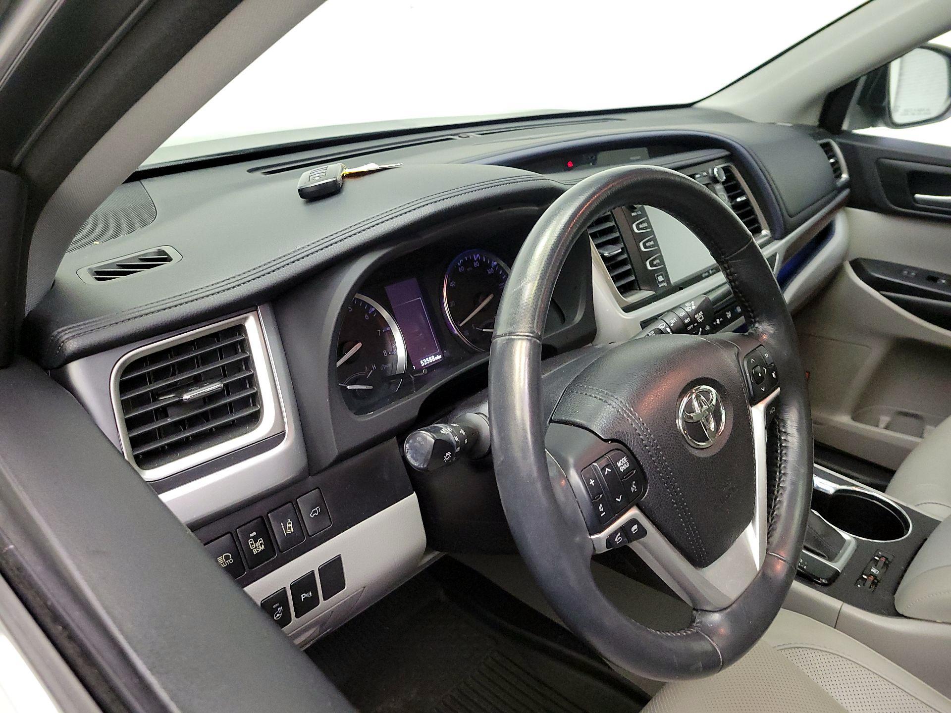 Thumbnail: 2015 Toyota Highlander - 8