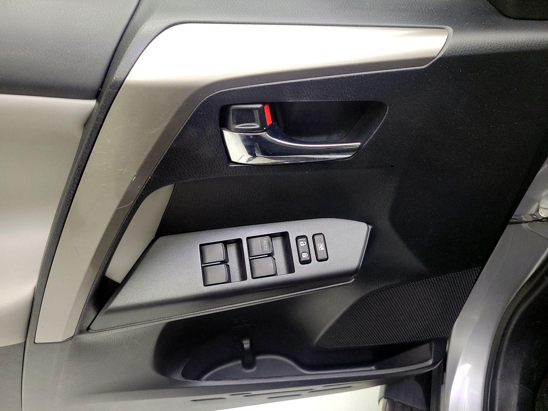 Thumbnail: 2018 Toyota RAV4 - 10