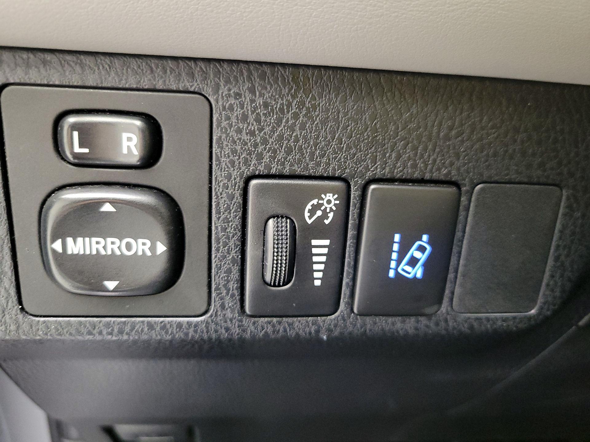 Thumbnail: 2018 Toyota RAV4 - 11