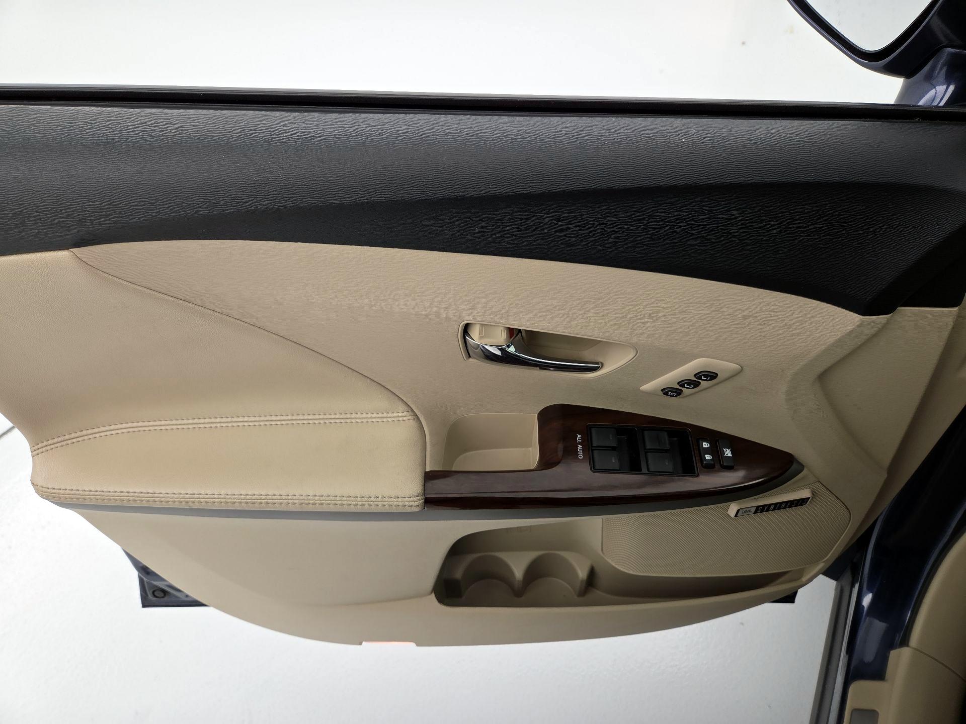 Thumbnail: 2015 Toyota Venza - 12