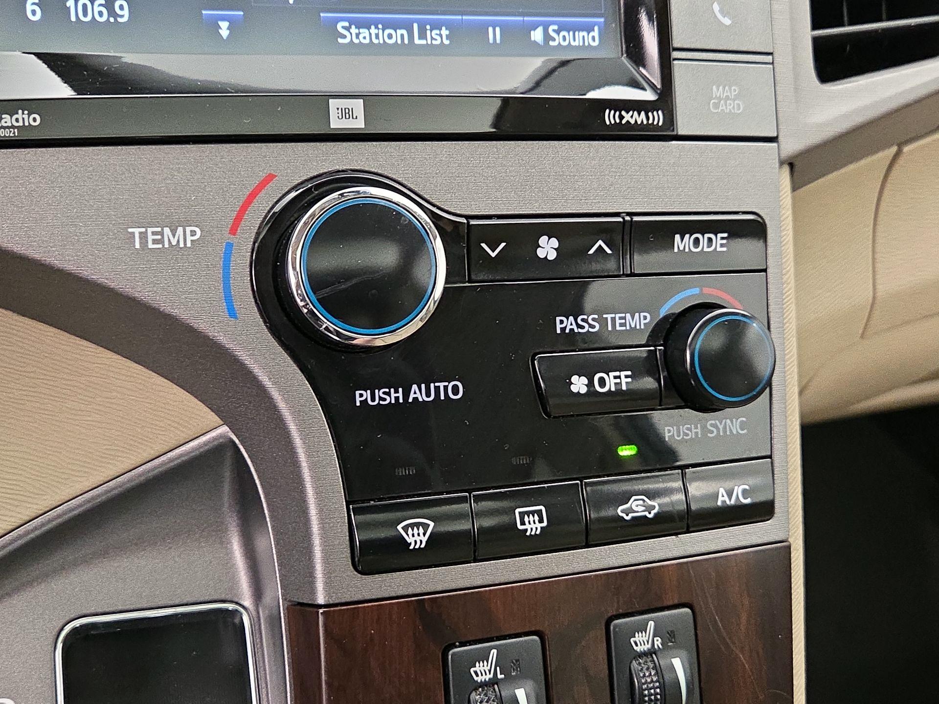 Thumbnail: 2015 Toyota Venza - 17