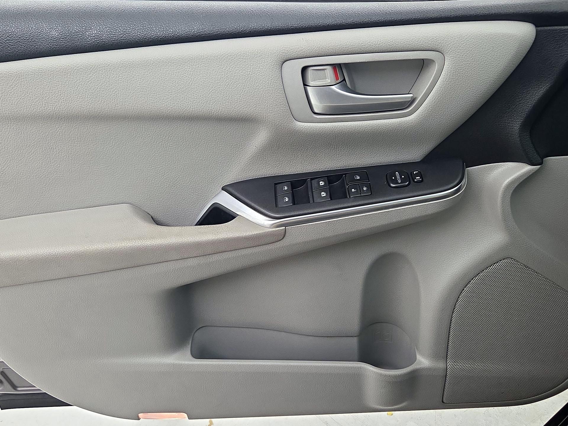 Thumbnail: 2016 Toyota Camry - 12