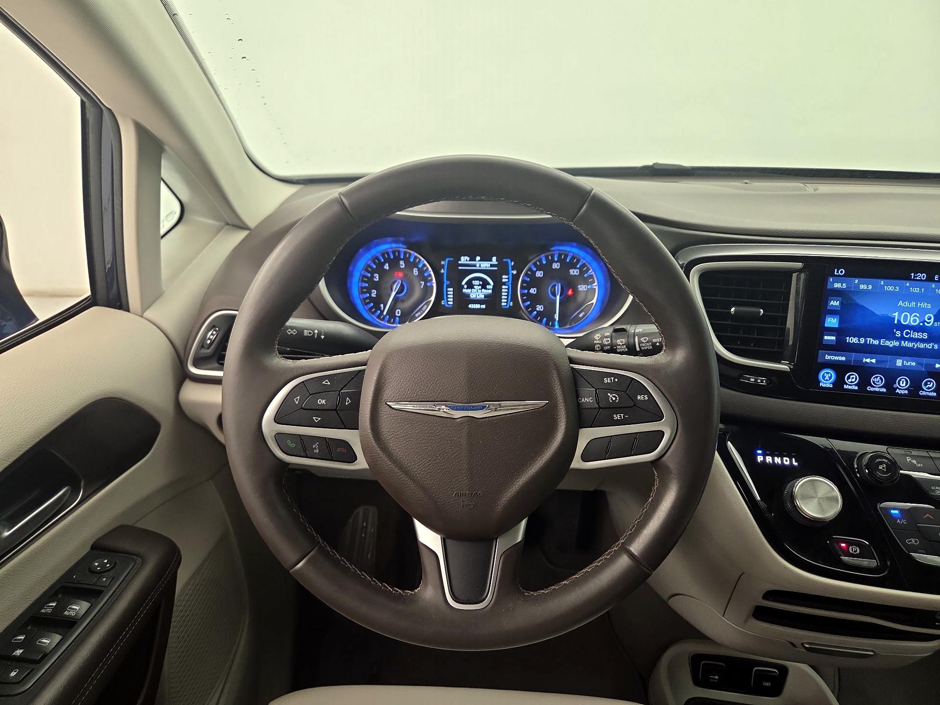 Thumbnail: 2017 Chrysler Pacifica - 10