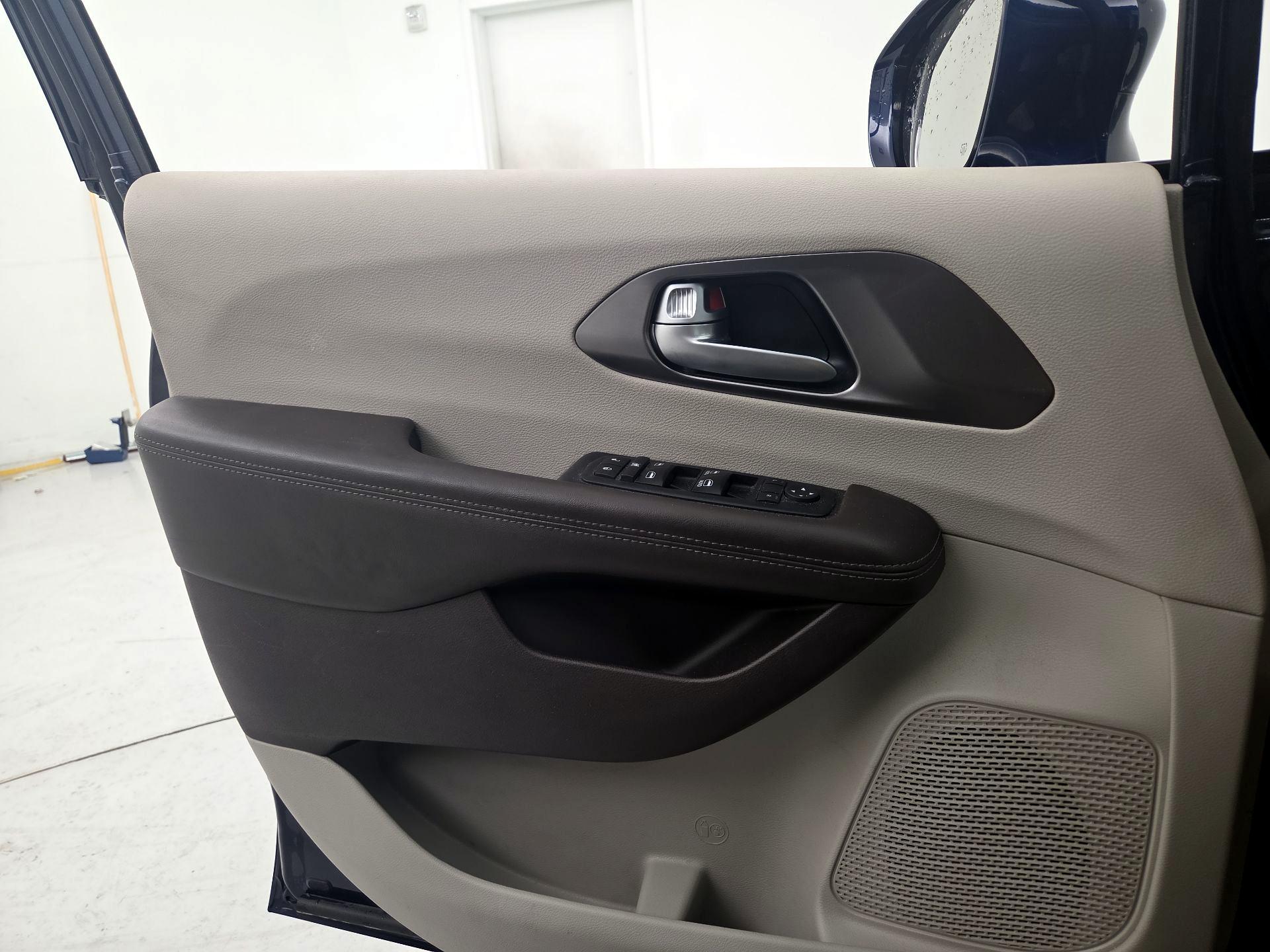 Thumbnail: 2017 Chrysler Pacifica - 12