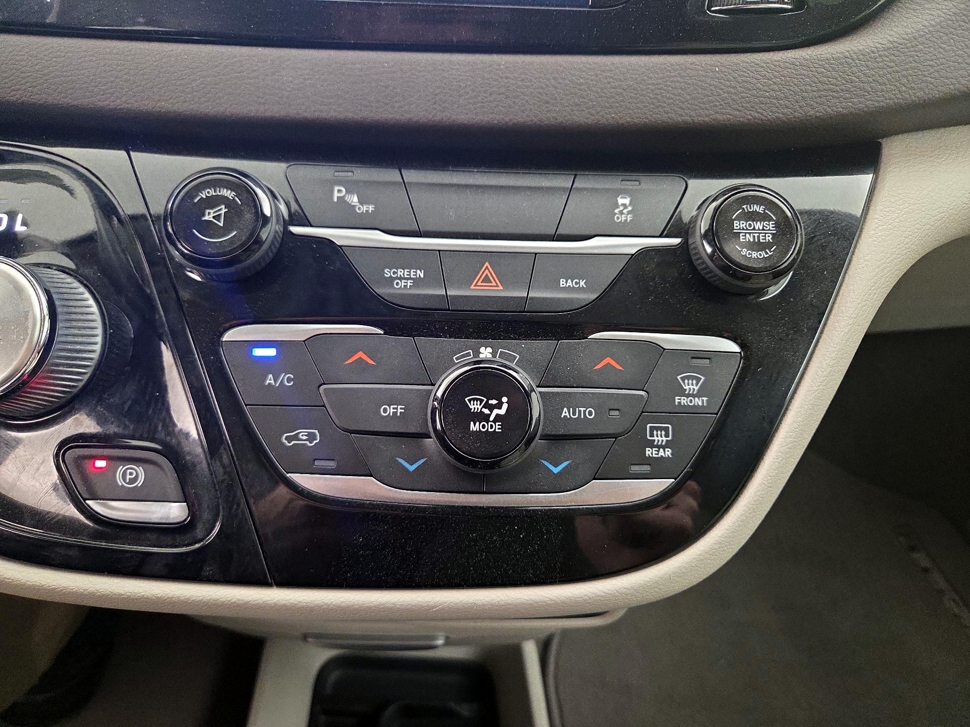 Thumbnail: 2017 Chrysler Pacifica - 16