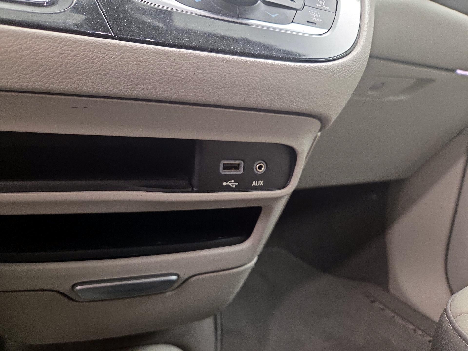 Thumbnail: 2017 Chrysler Pacifica - 18