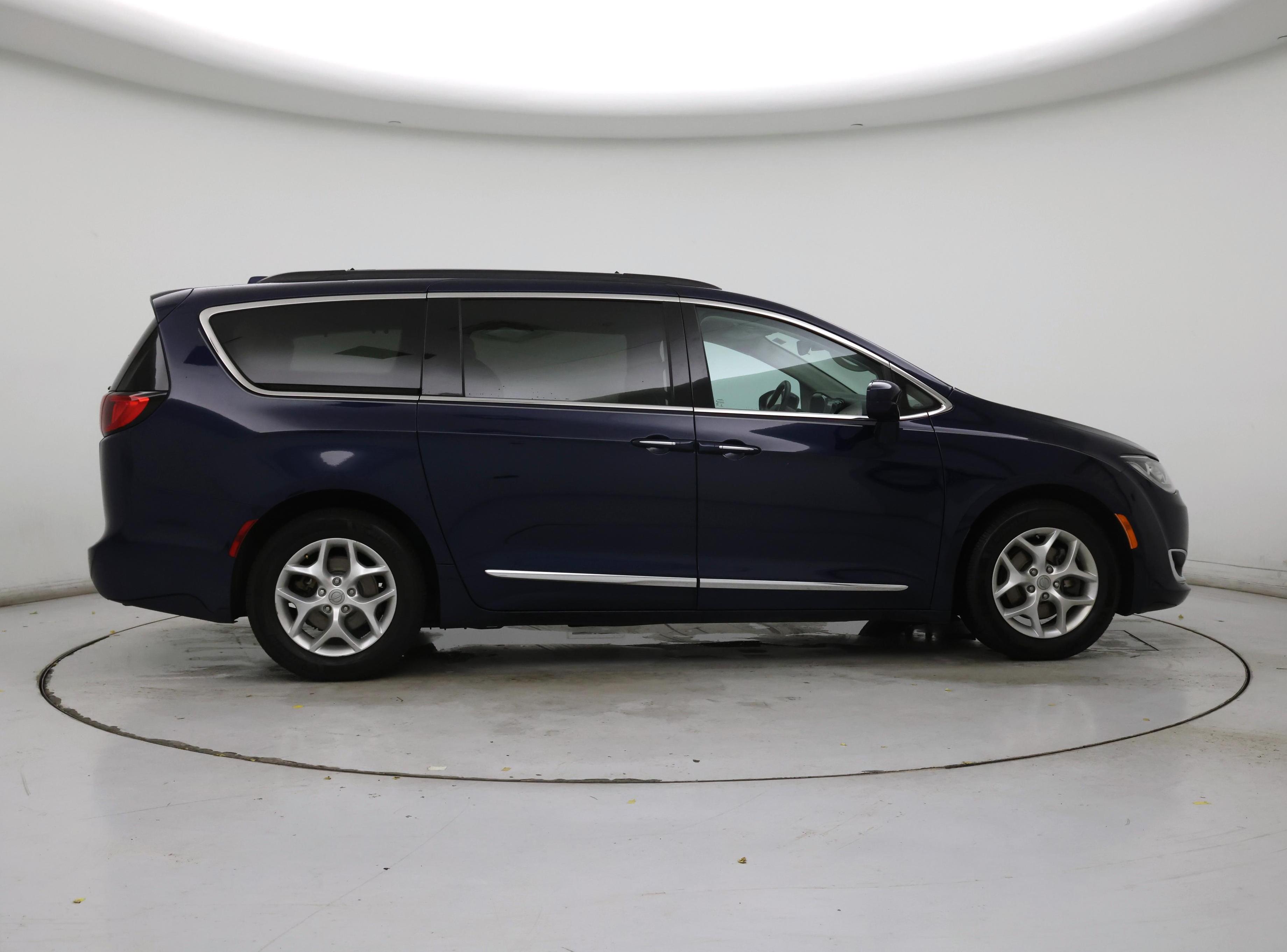 Thumbnail: 2017 Chrysler Pacifica - 7