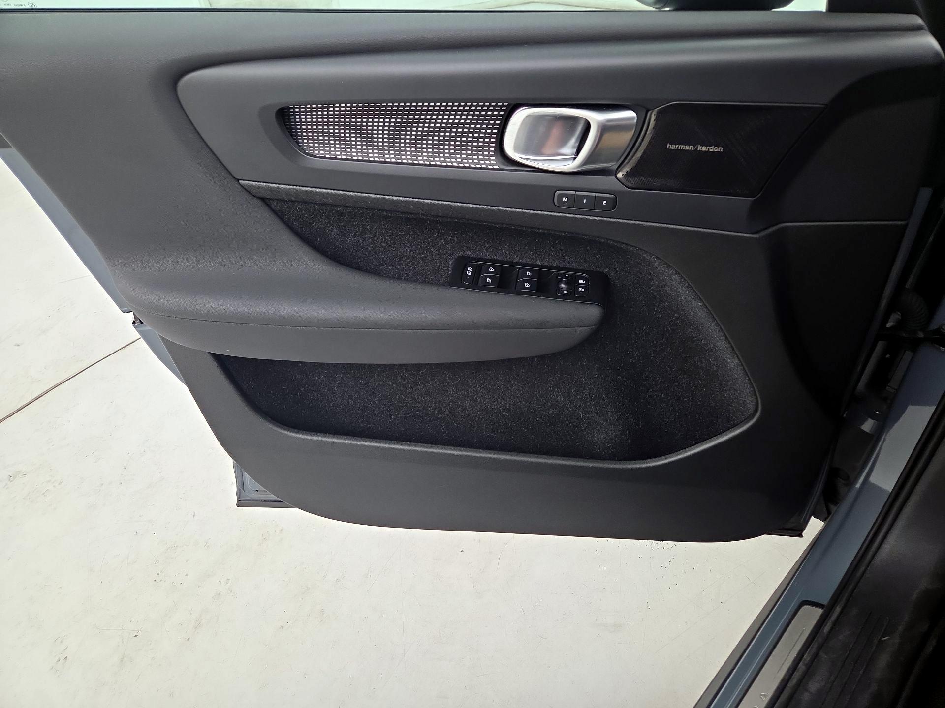 Thumbnail: 2021 Volvo XC40 - 10