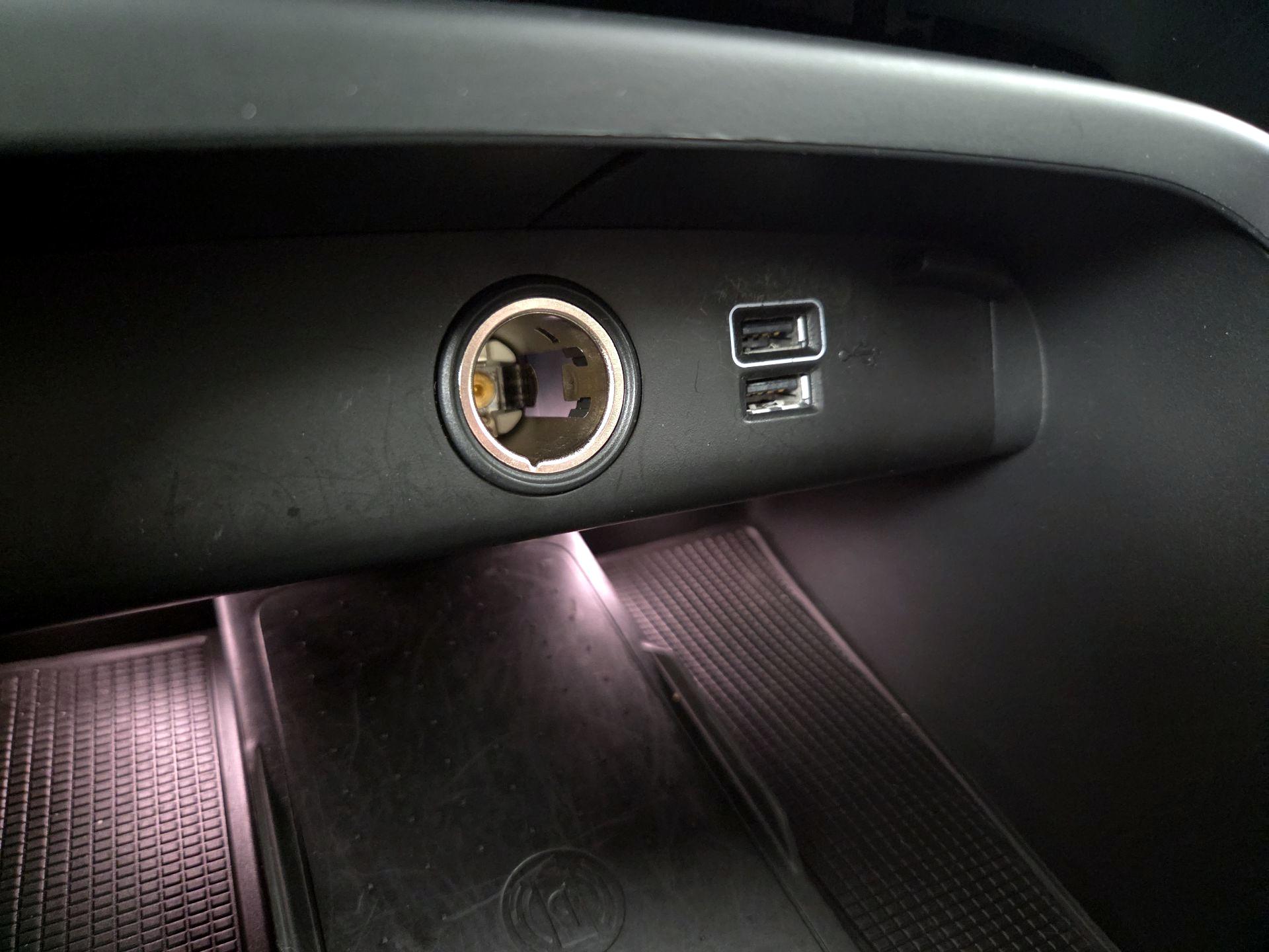 Thumbnail: 2021 Volvo XC40 - 17