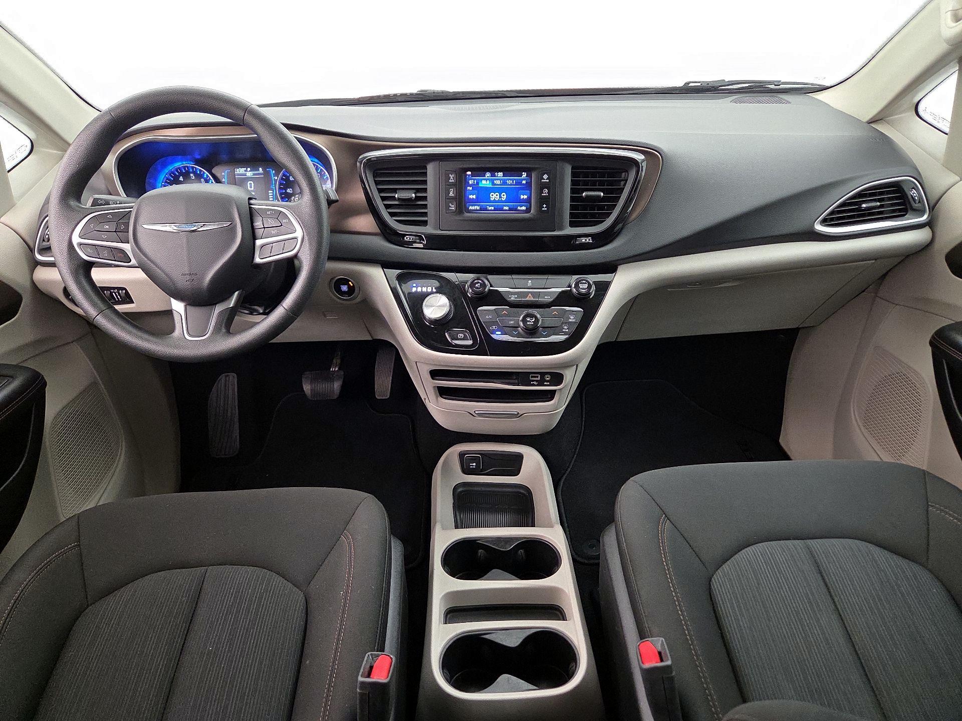 Thumbnail: 2017 Chrysler Pacifica - 9