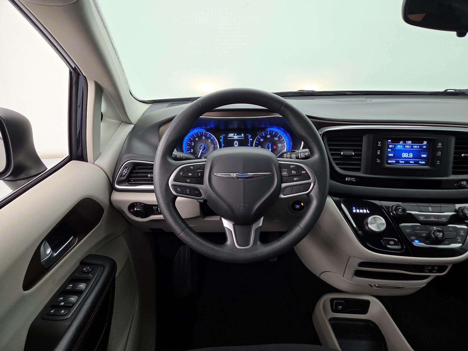 Thumbnail: 2017 Chrysler Pacifica - 10