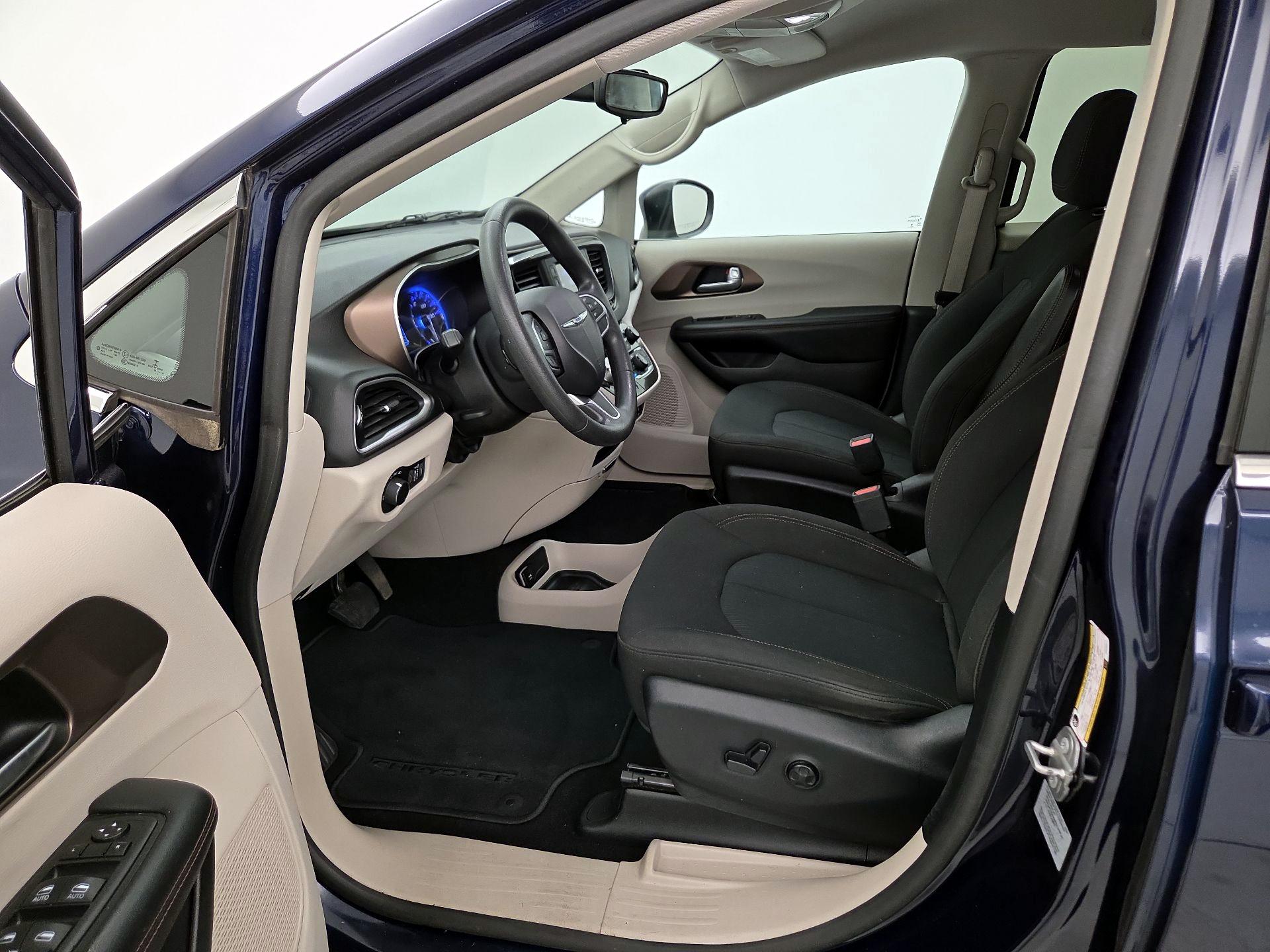 Thumbnail: 2017 Chrysler Pacifica - 11