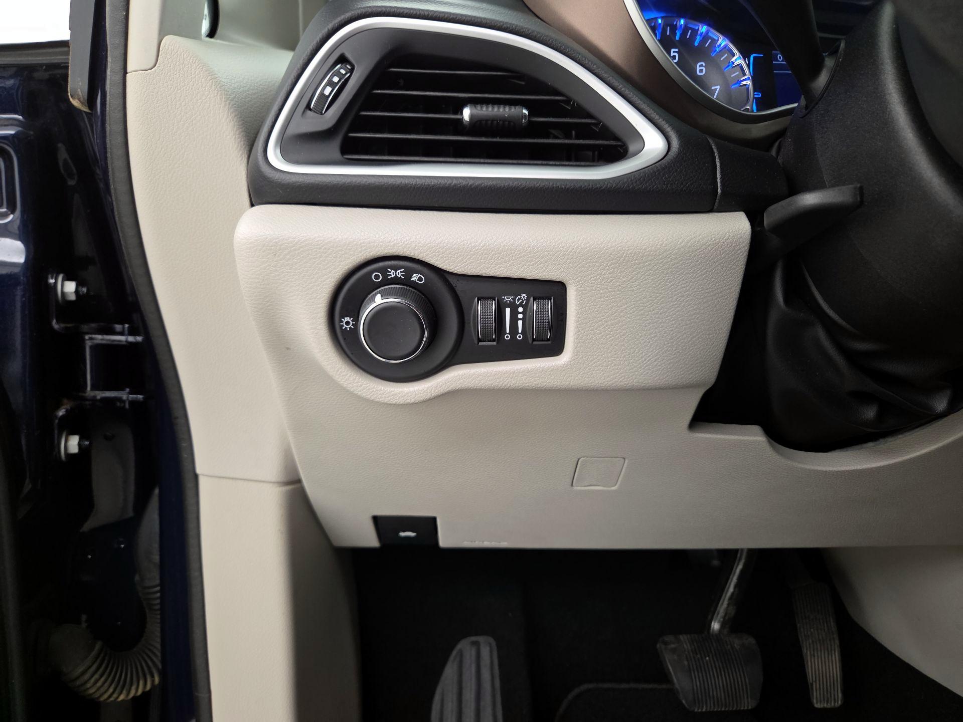 Thumbnail: 2017 Chrysler Pacifica - 13