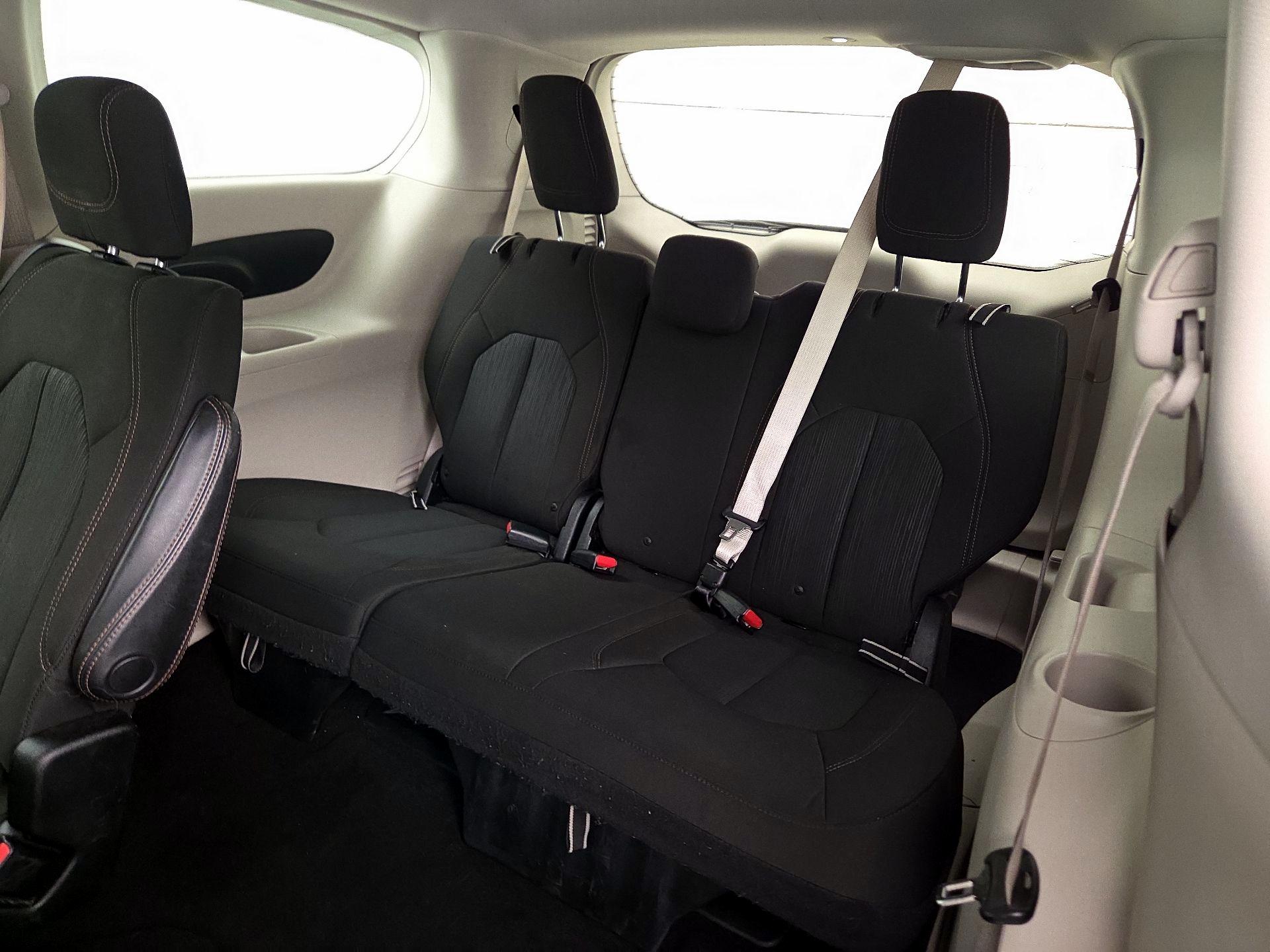 Thumbnail: 2017 Chrysler Pacifica - 20