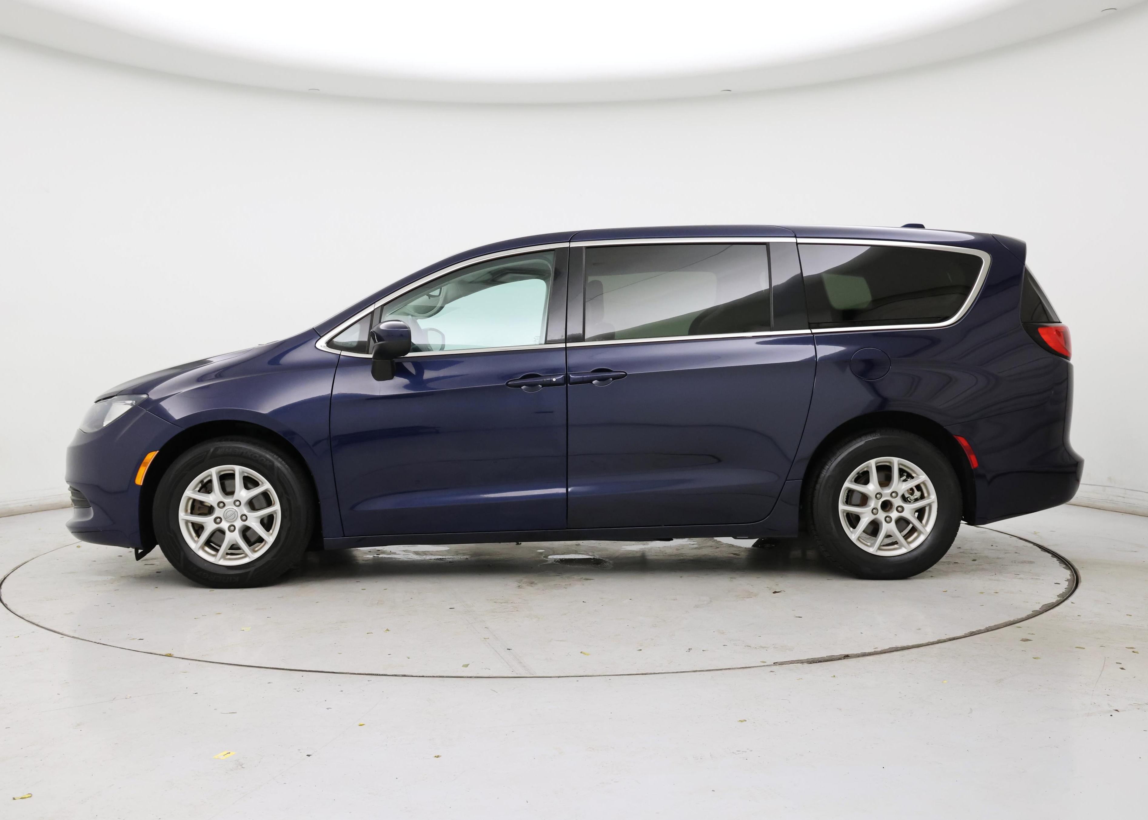 Thumbnail: 2017 Chrysler Pacifica - 3