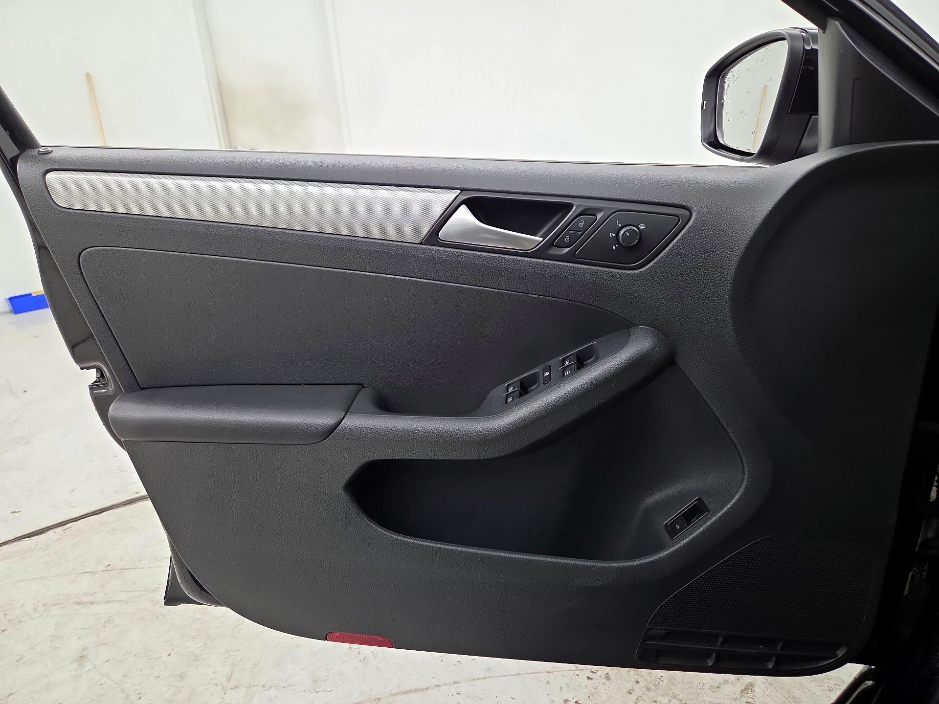 Thumbnail: 2018 Volkswagen Jetta - 12