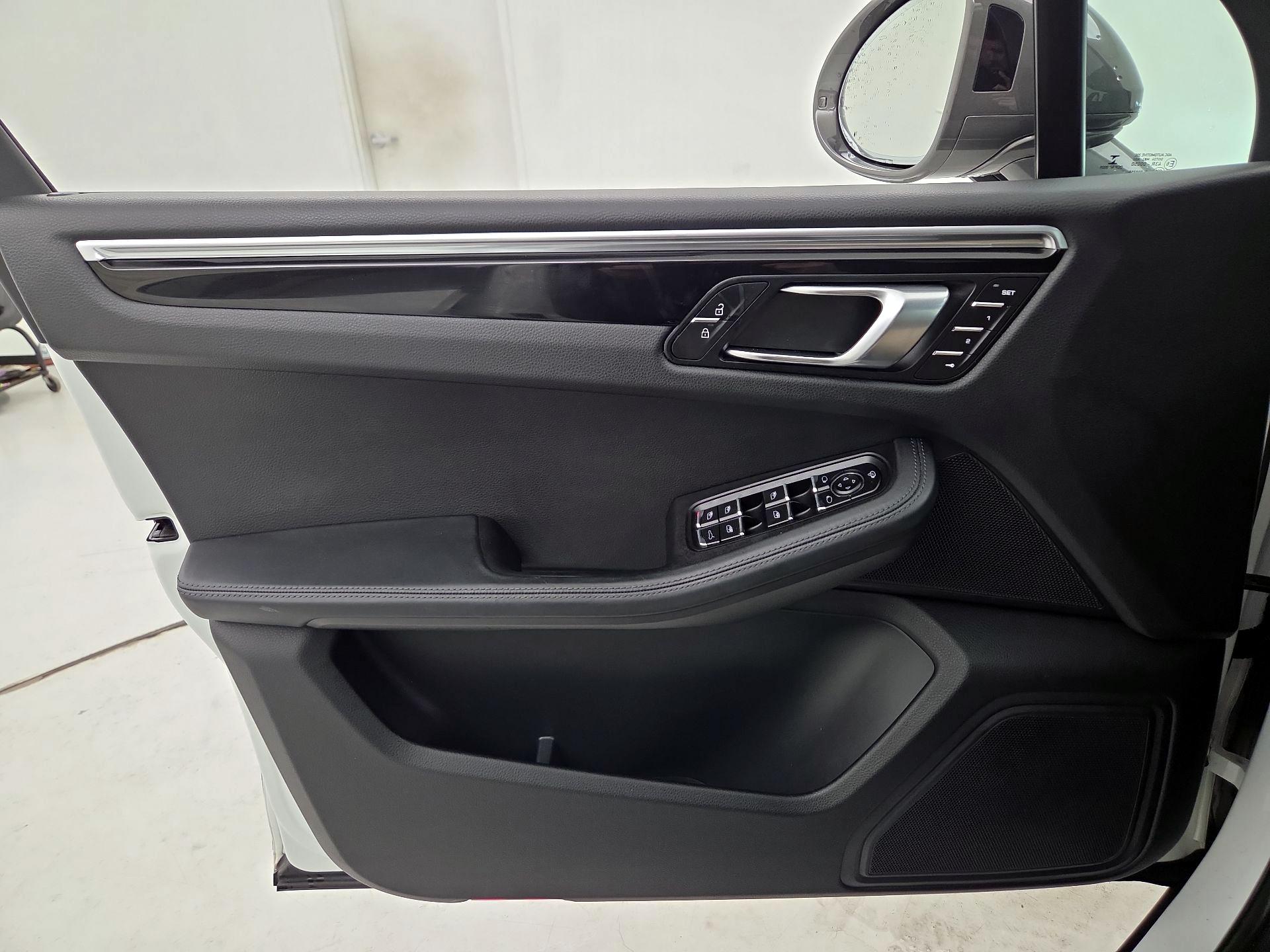 Thumbnail: 2023 Porsche Macan - 12