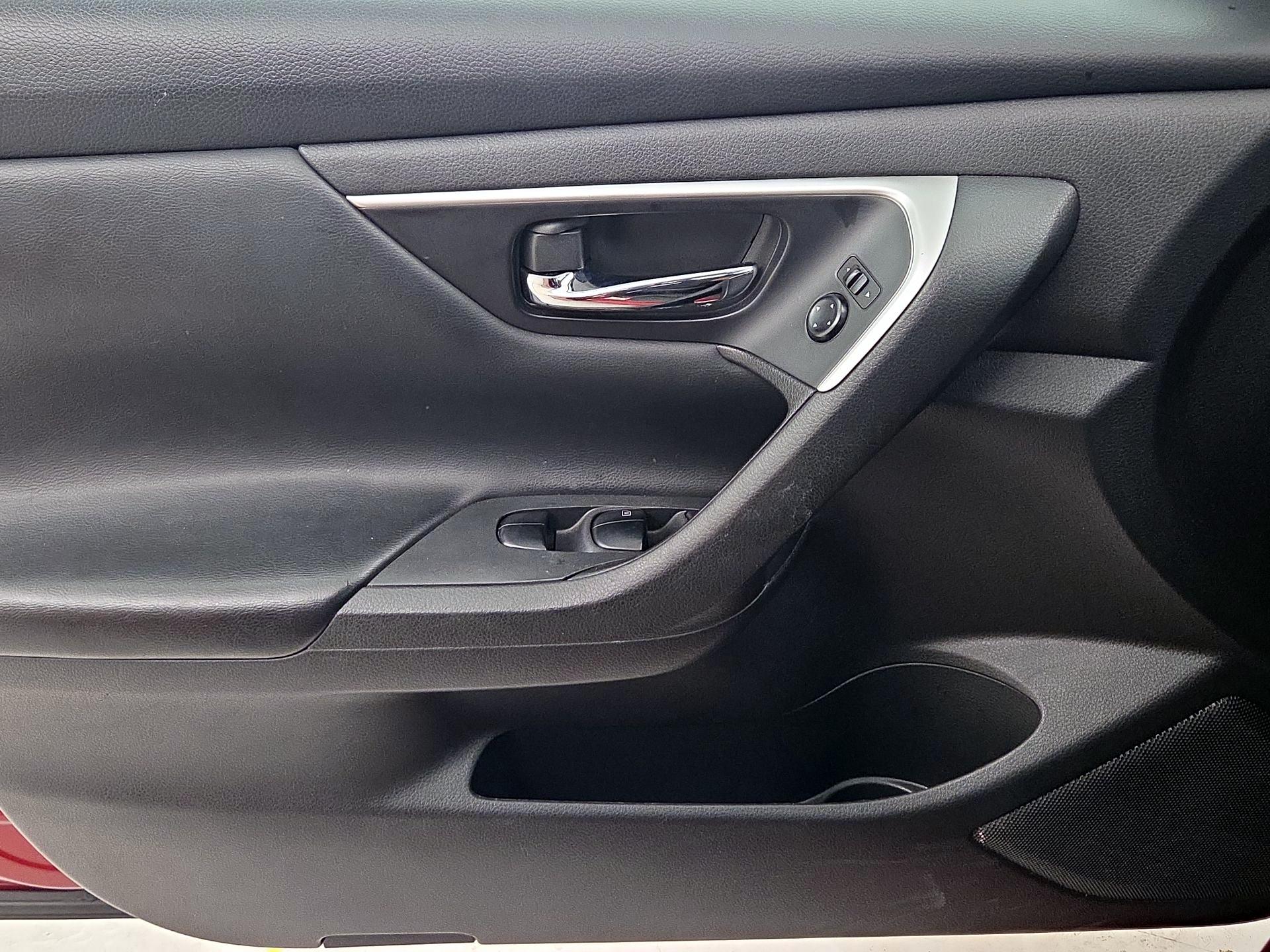 Thumbnail: 2016 Nissan Altima - 12