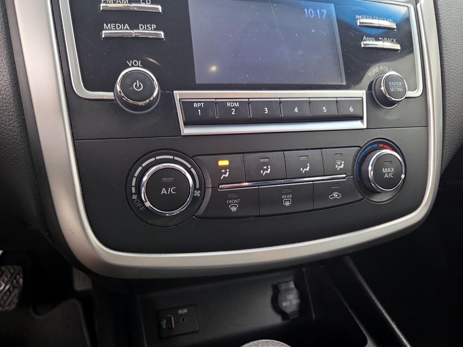 Thumbnail: 2016 Nissan Altima - 16