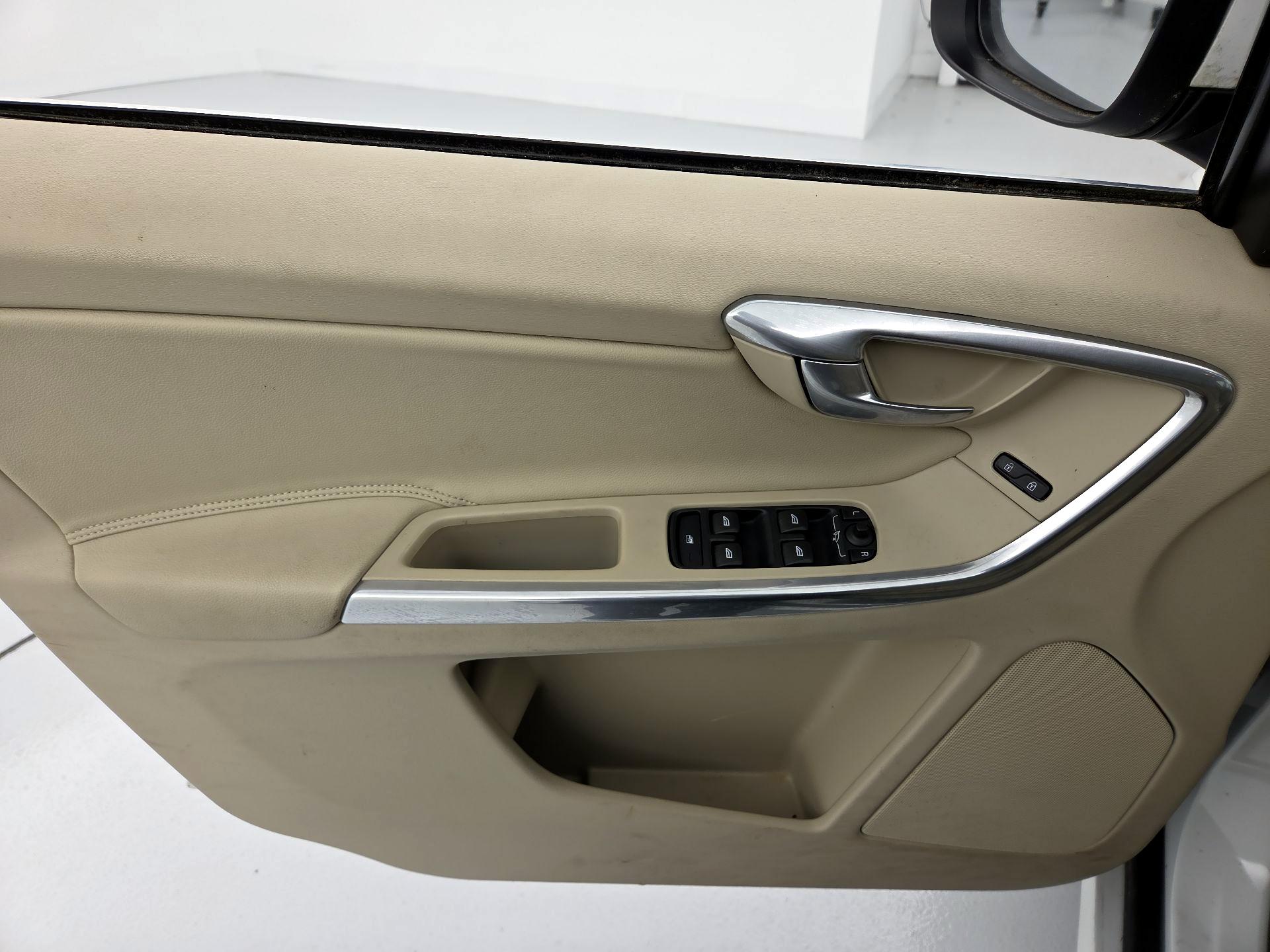 Thumbnail: 2015 Volvo XC60 - 12
