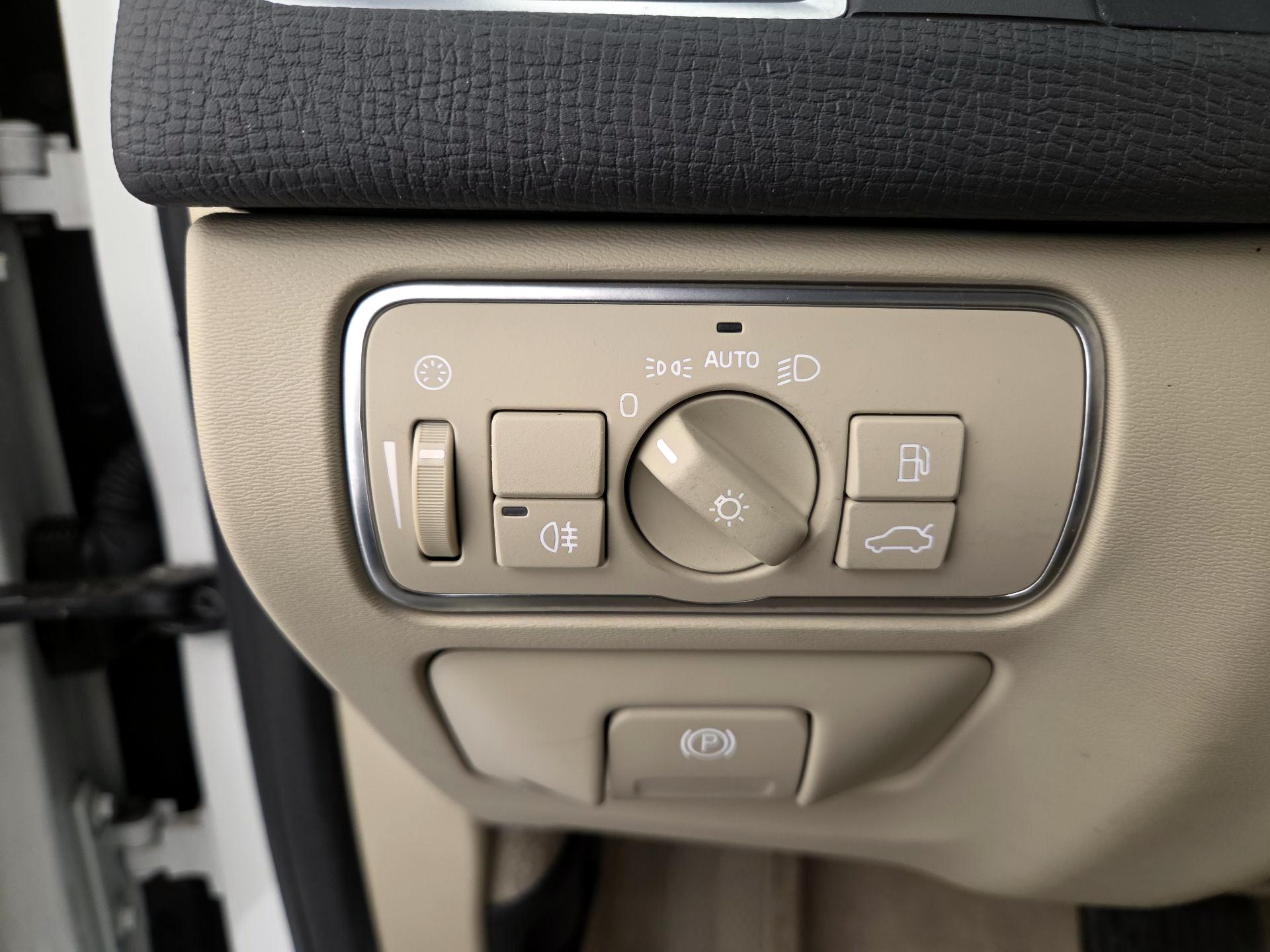 Thumbnail: 2015 Volvo XC60 - 13