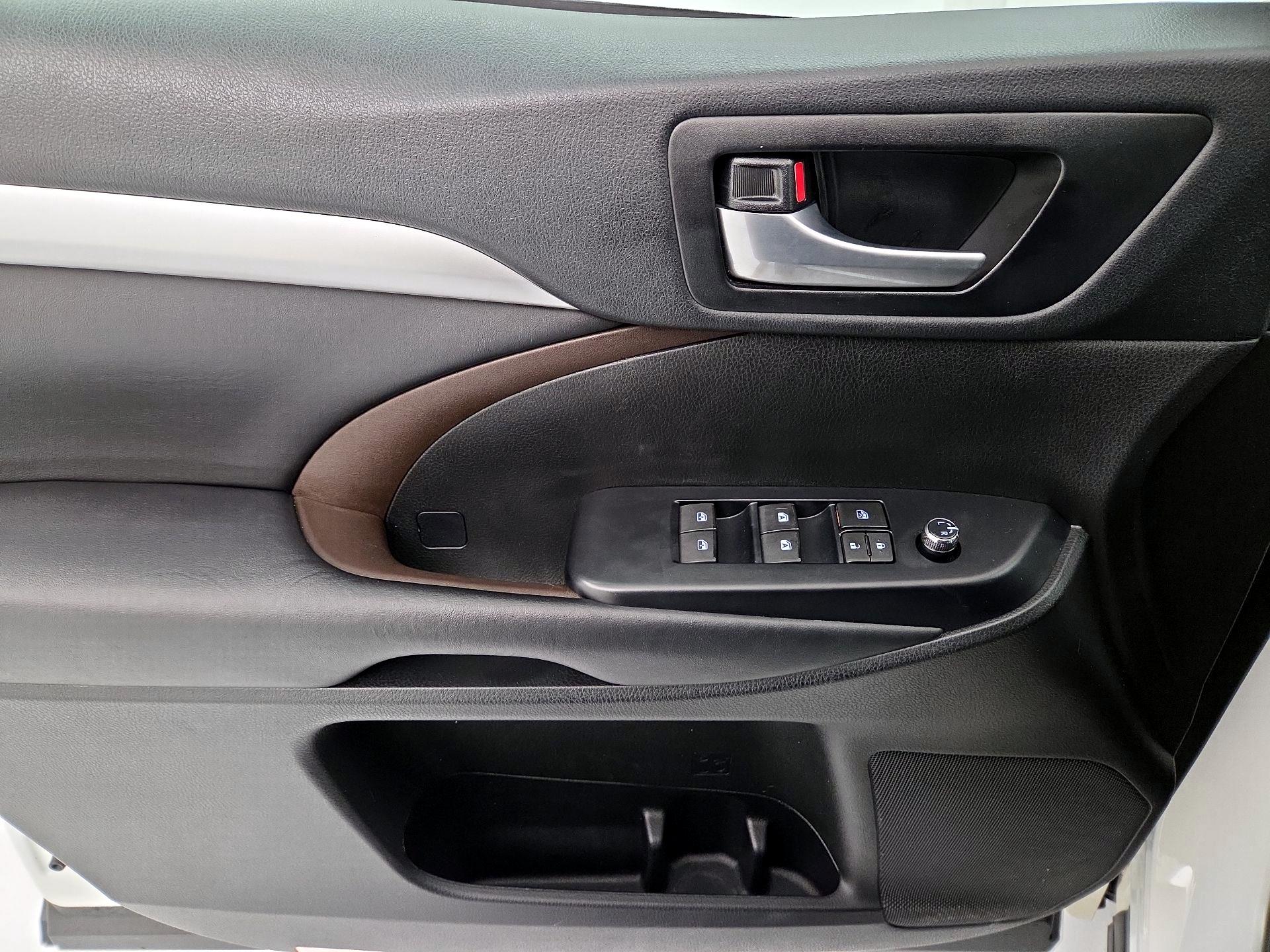 Thumbnail: 2018 Toyota Highlander - 12