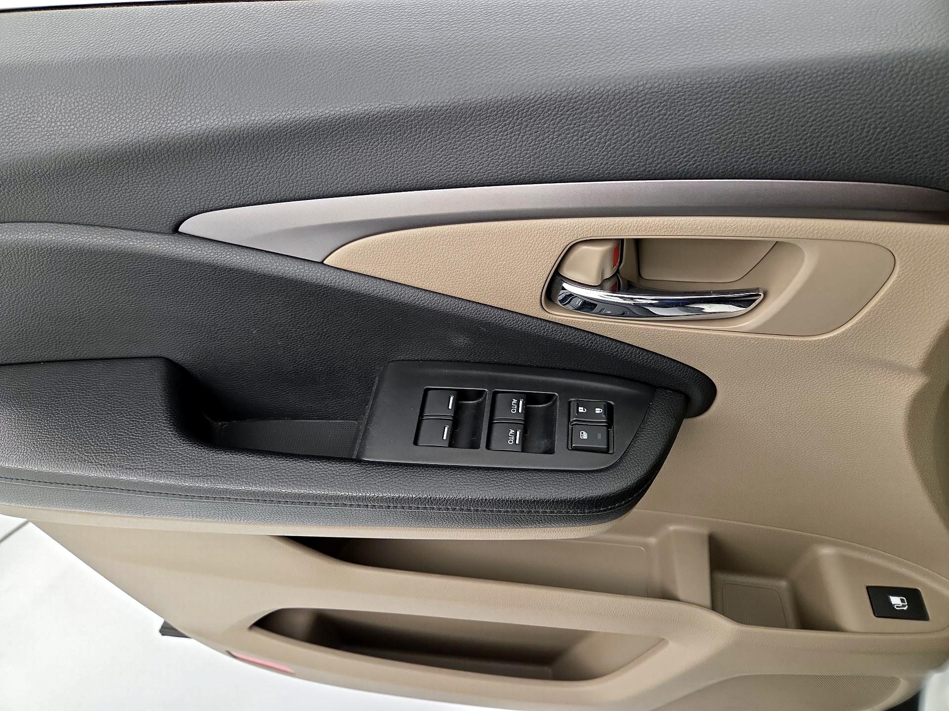 Thumbnail: 2018 Honda Pilot - 12