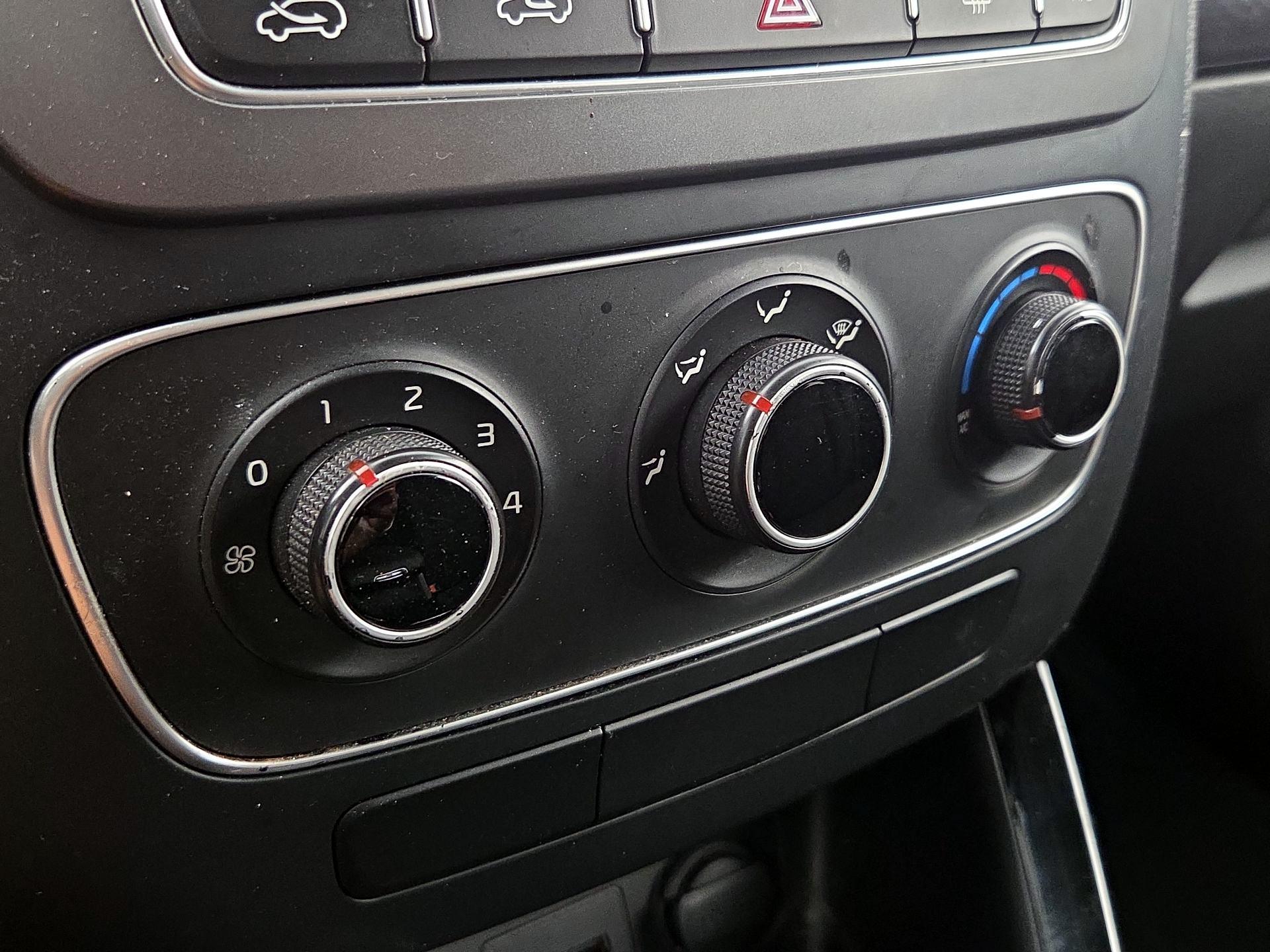 Thumbnail: 2015 Kia Sorento - 16