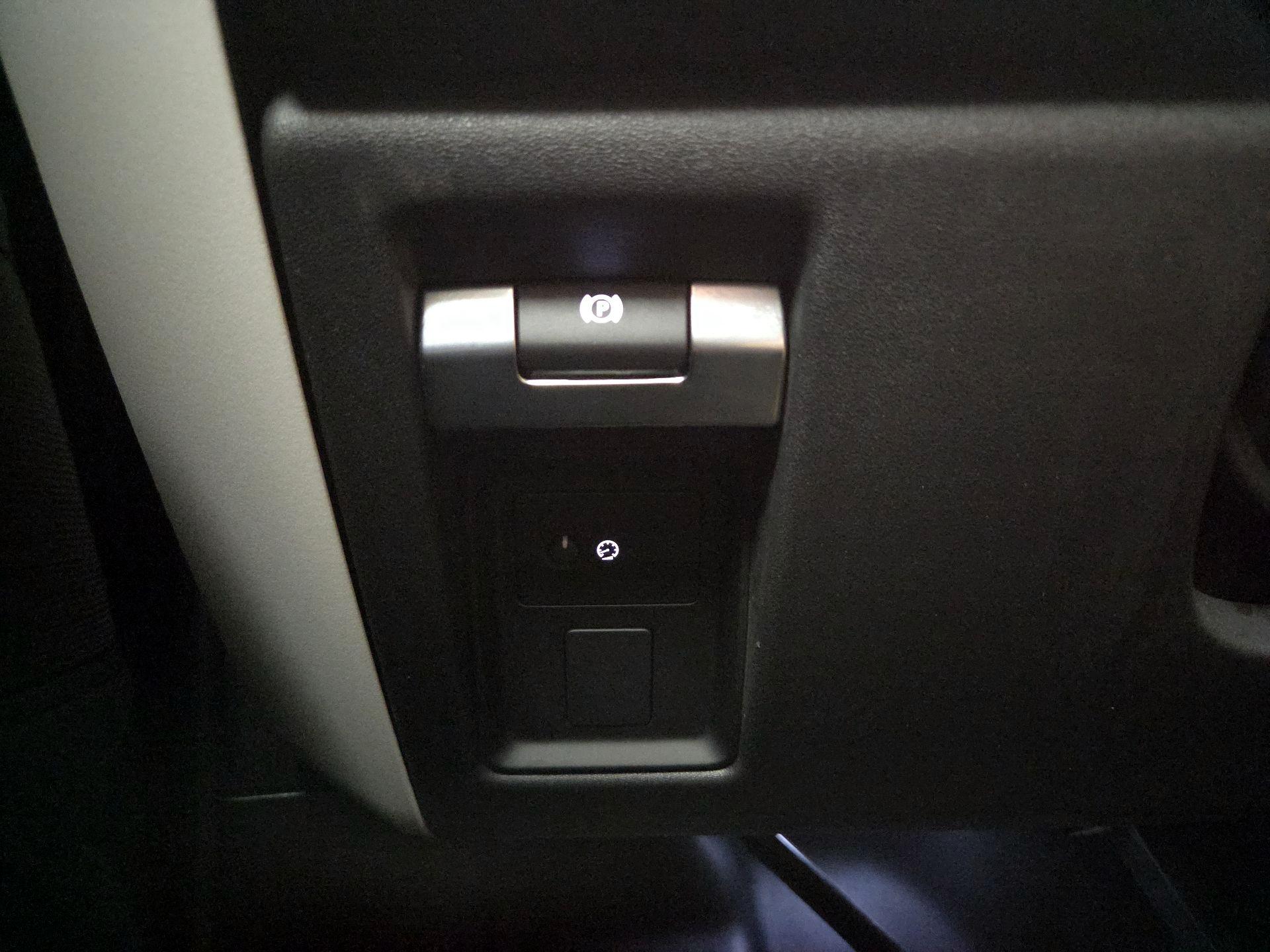 Thumbnail: 2025 Land Rover Defender - 13