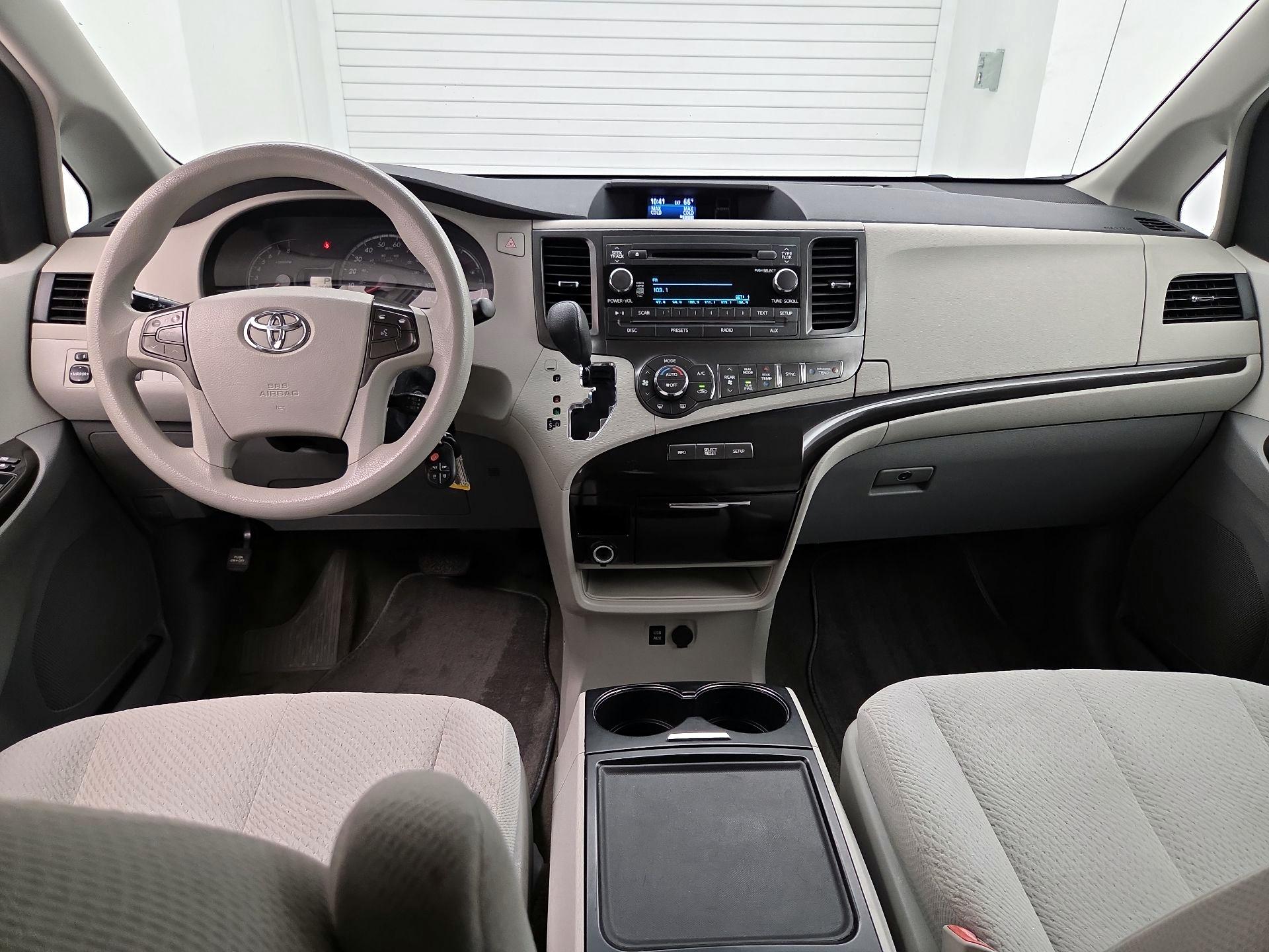Thumbnail: 2014 Toyota Sienna - 9