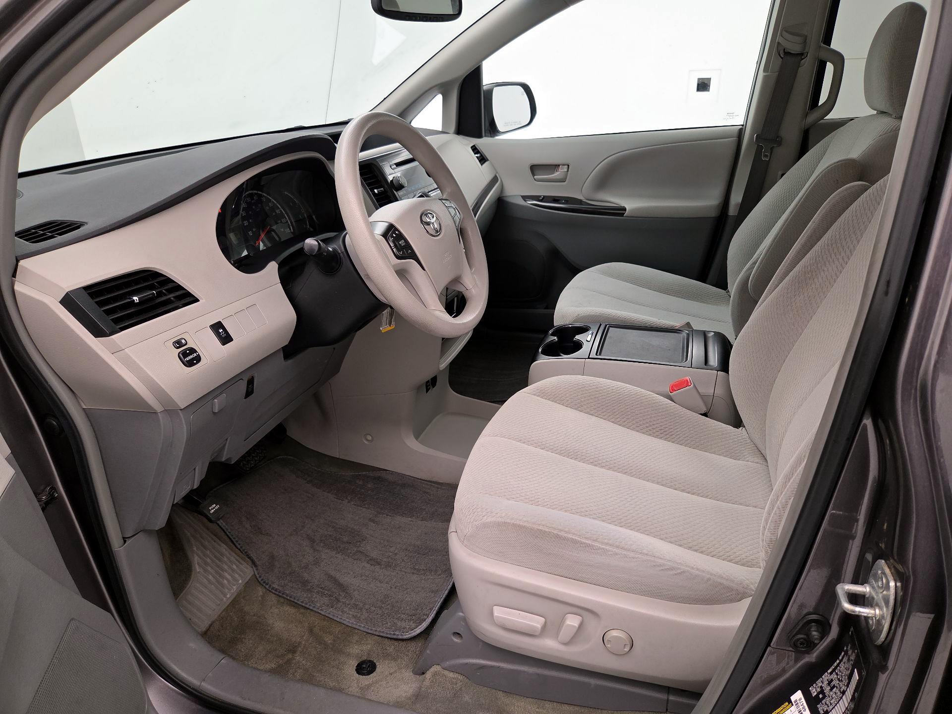 Thumbnail: 2014 Toyota Sienna - 11