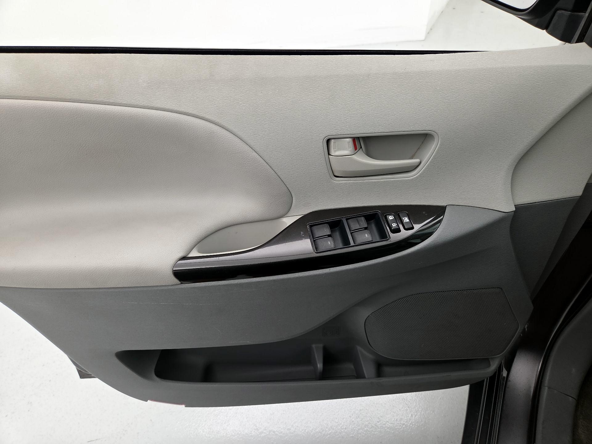 Thumbnail: 2014 Toyota Sienna - 12