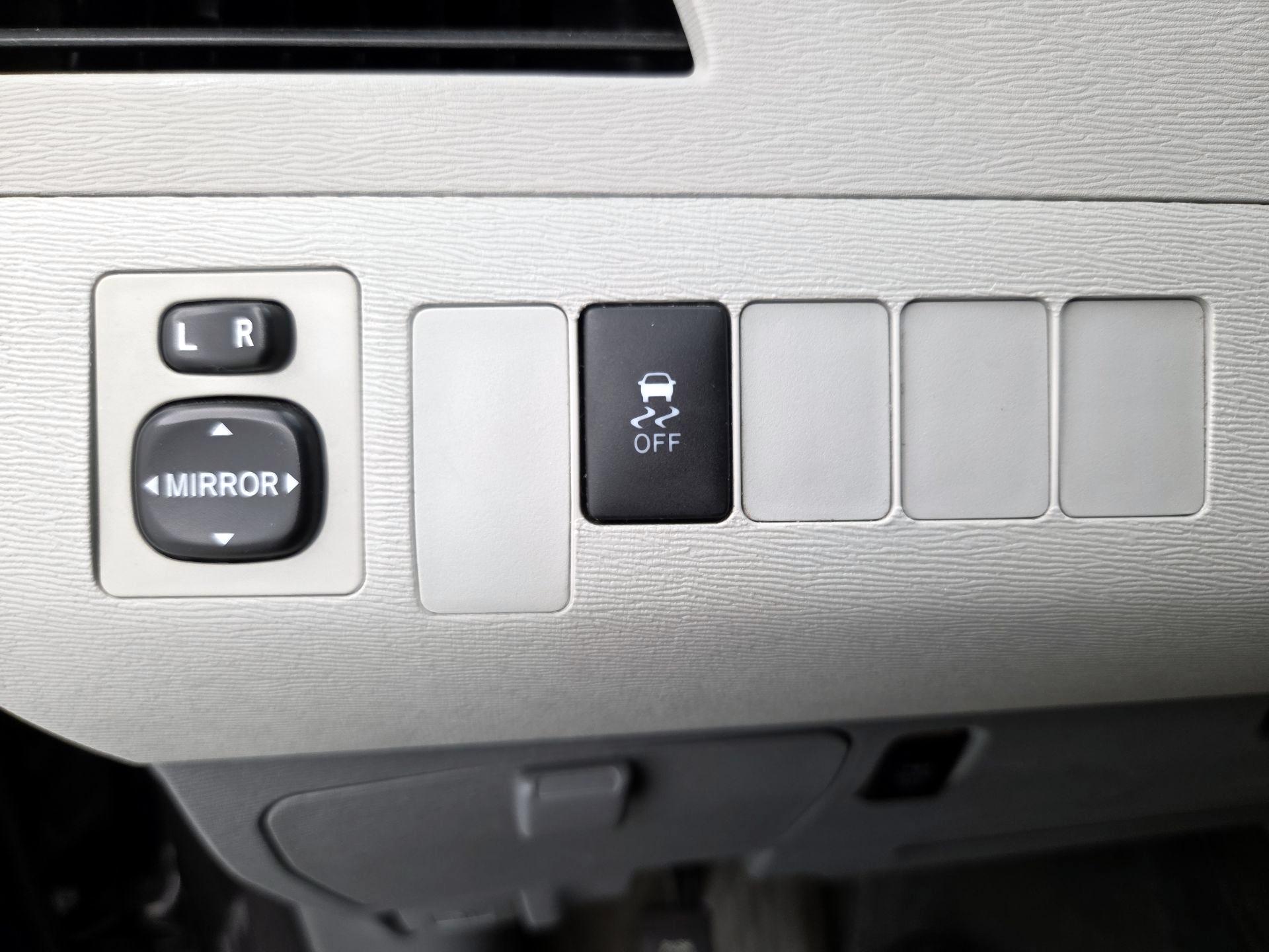 Thumbnail: 2014 Toyota Sienna - 13