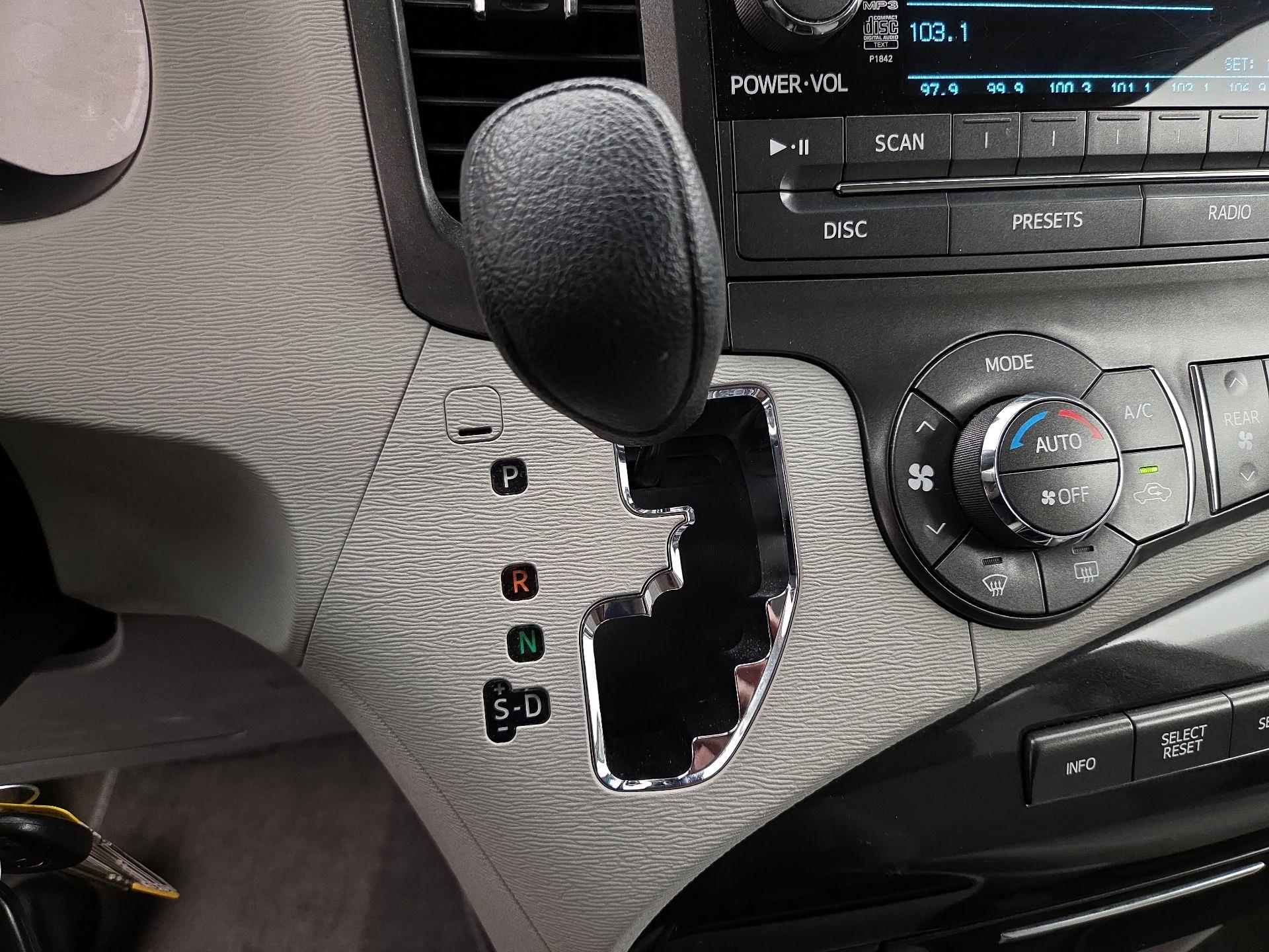 Thumbnail: 2014 Toyota Sienna - 16