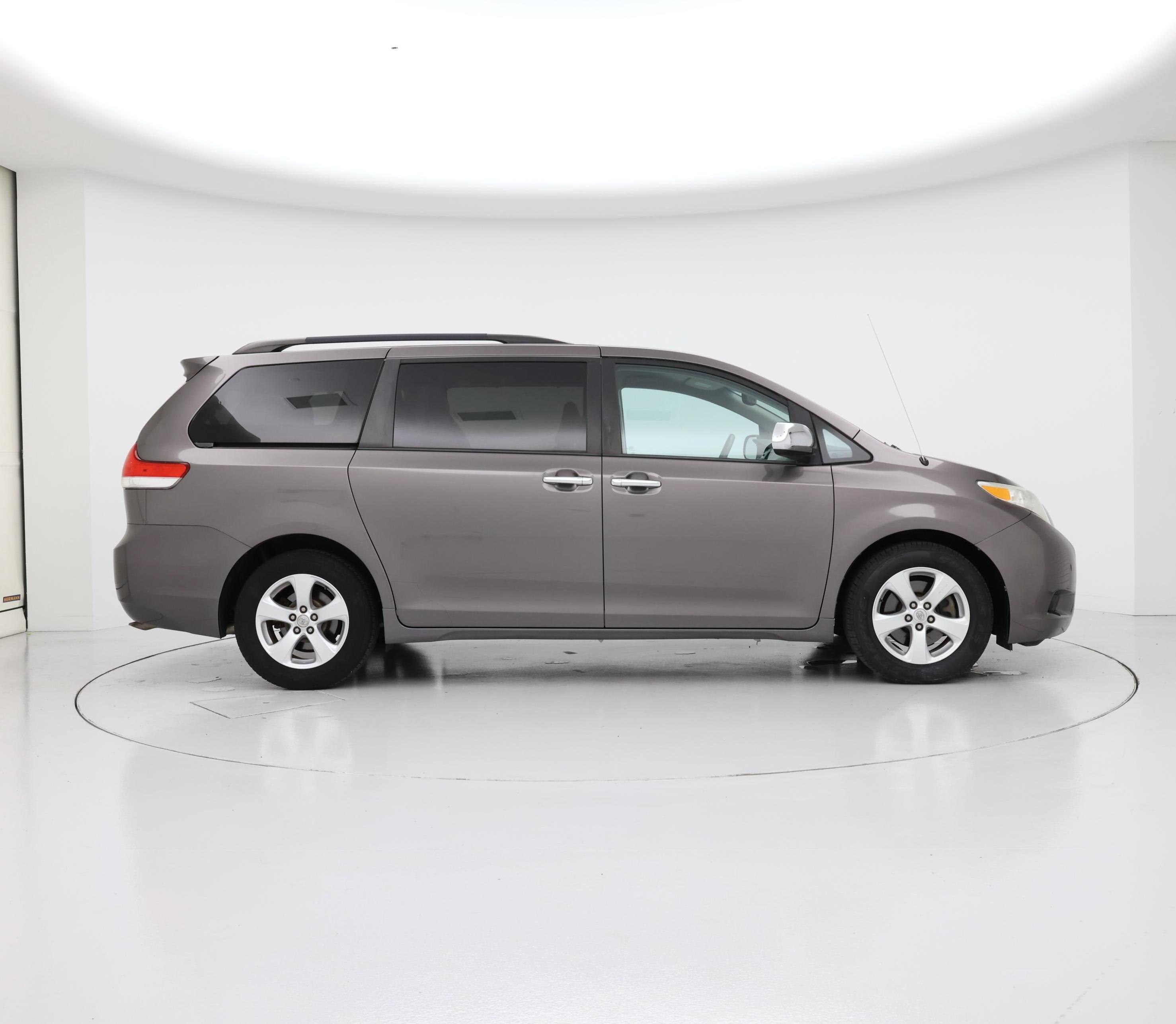 Thumbnail: 2014 Toyota Sienna - 7