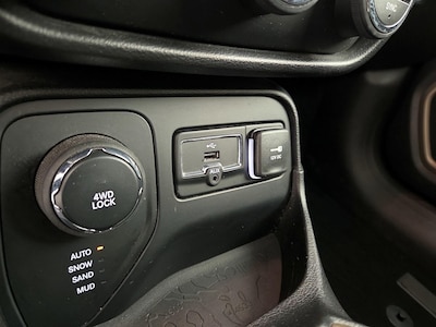 USB/AUX Ports