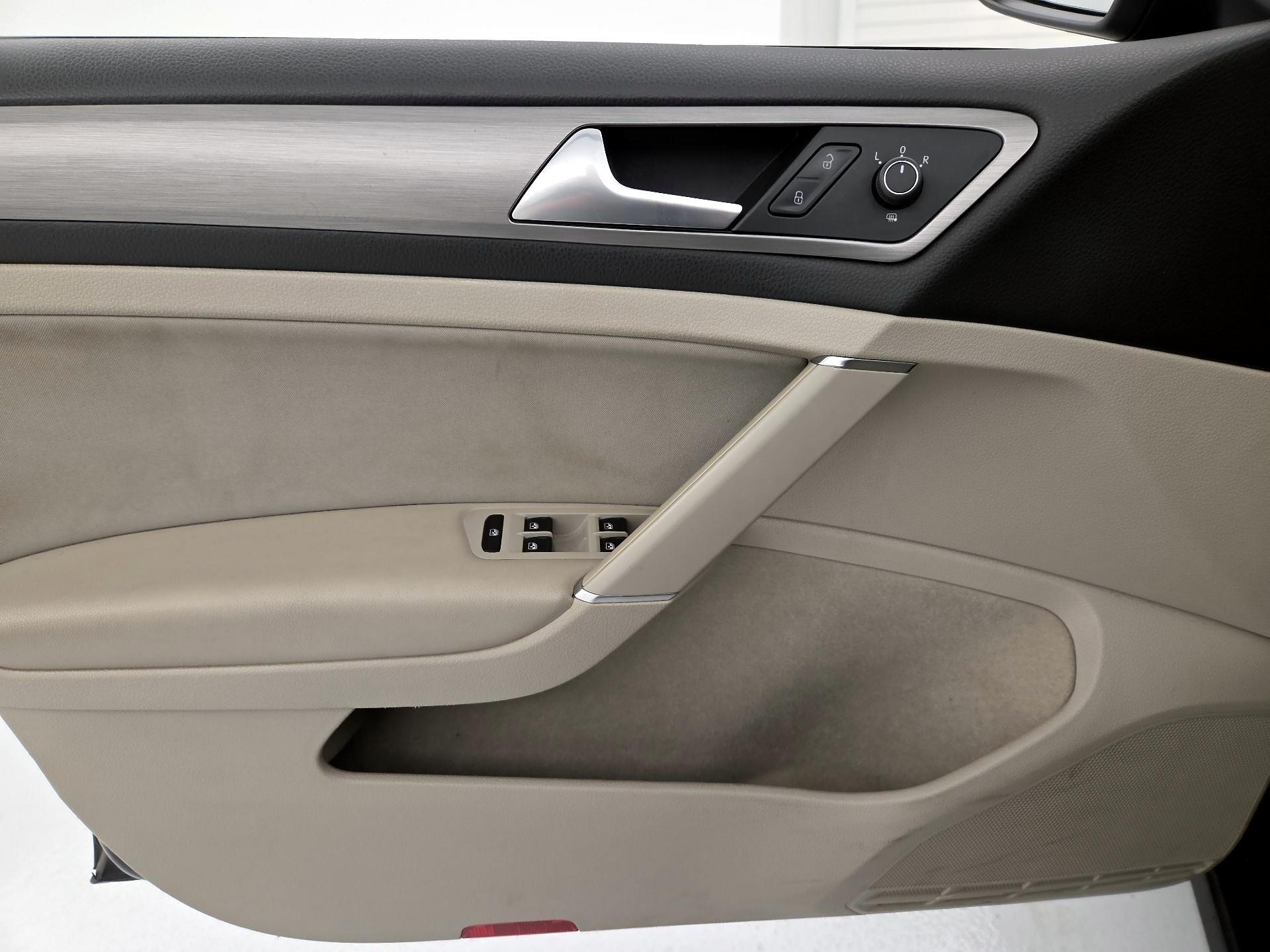 Thumbnail: 2016 Volkswagen Golf - 12