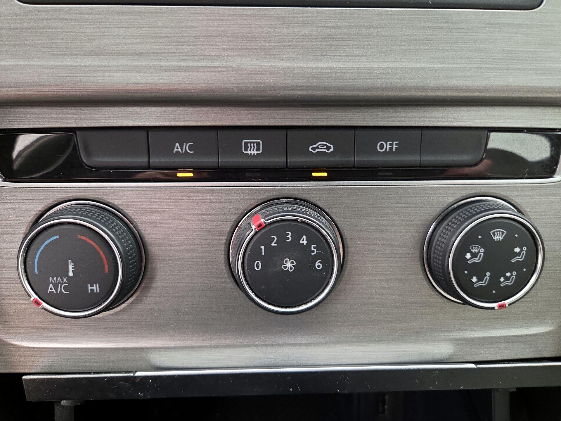 Thumbnail: 2016 Volkswagen Golf - 16