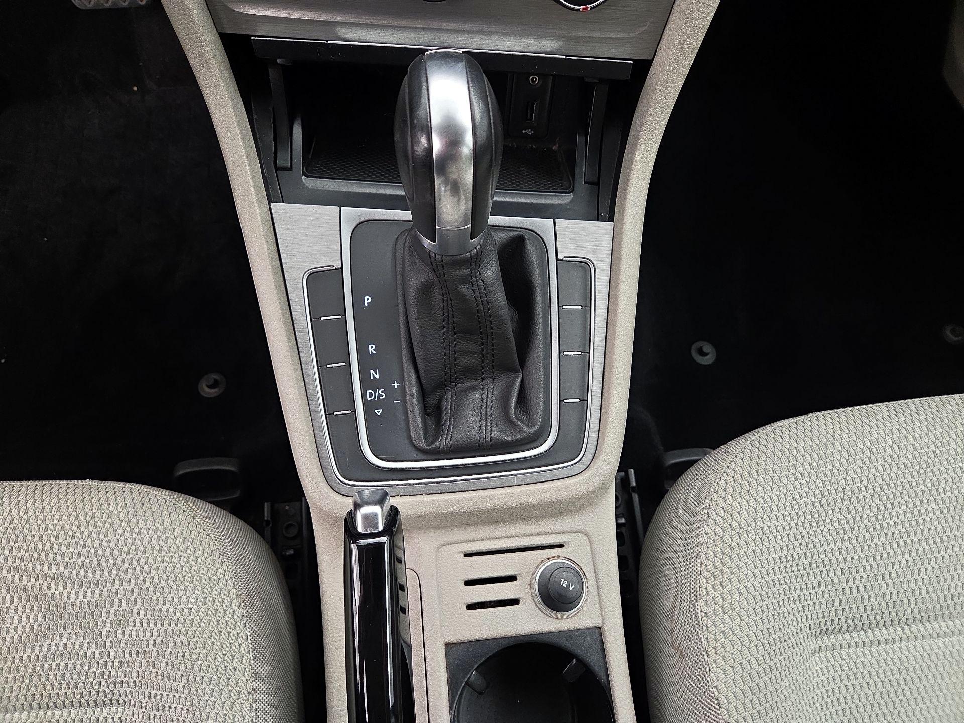 Thumbnail: 2016 Volkswagen Golf - 17