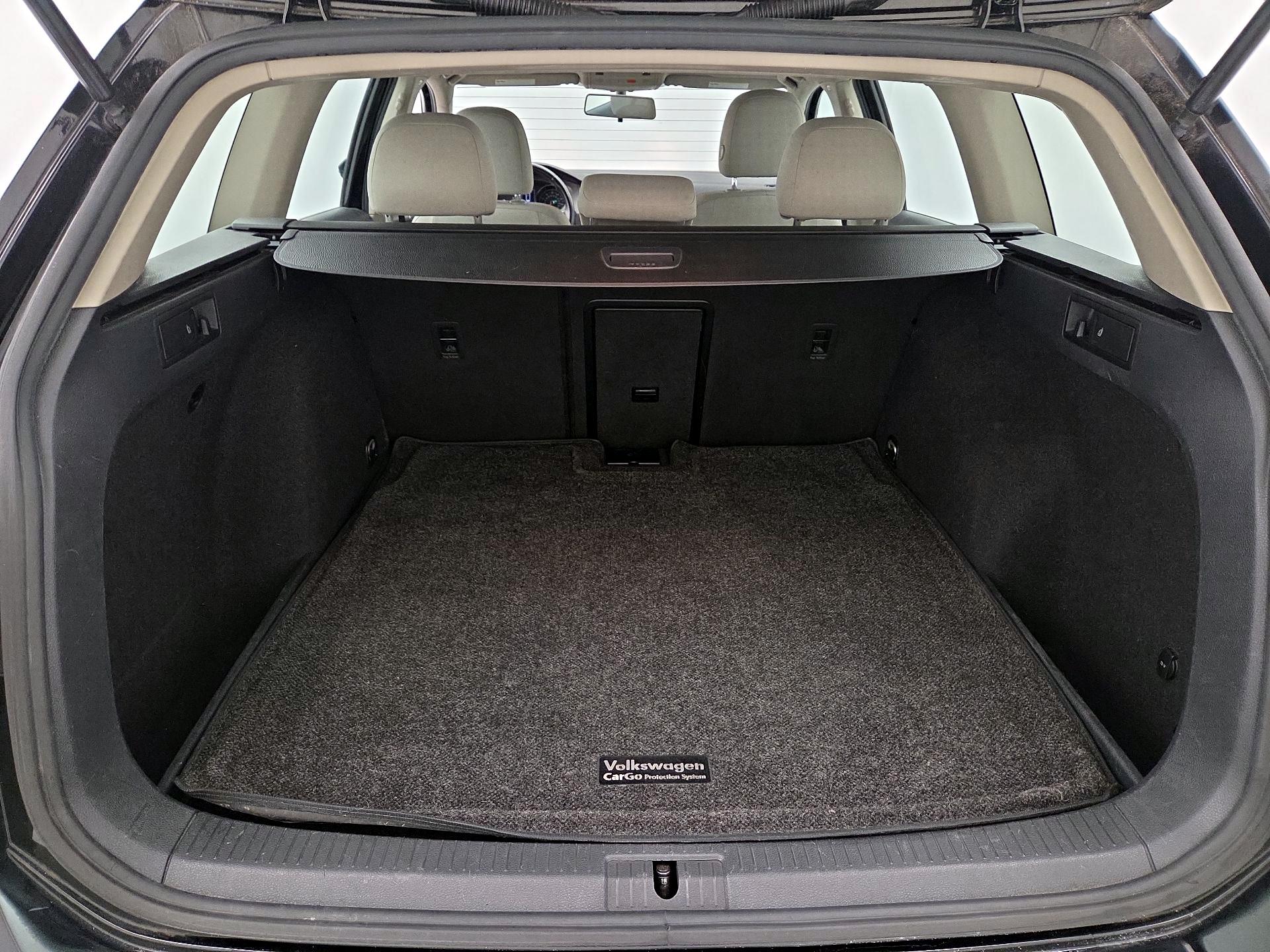 Thumbnail: 2016 Volkswagen Golf - 20