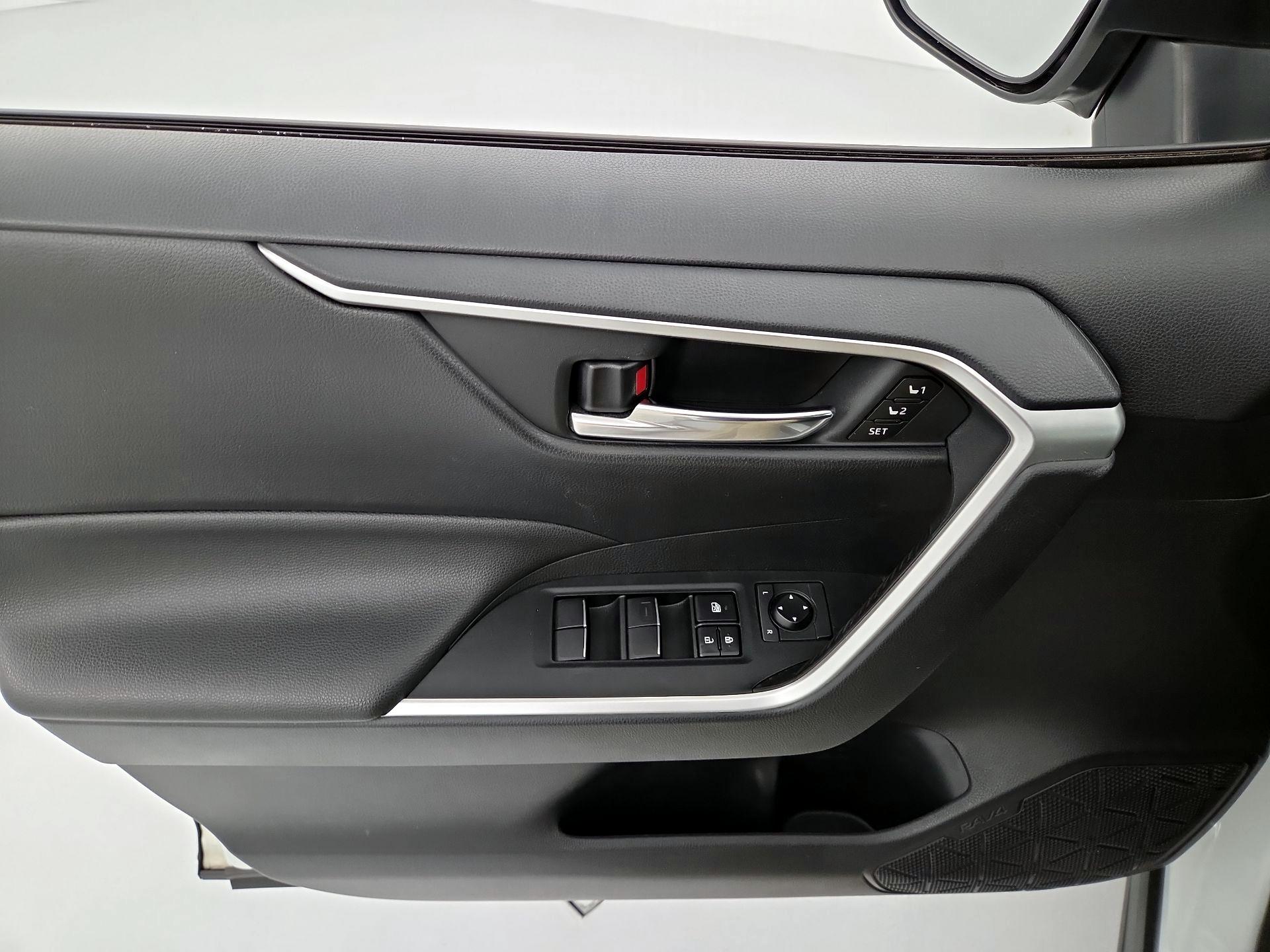 Thumbnail: 2020 Toyota RAV4 - 12