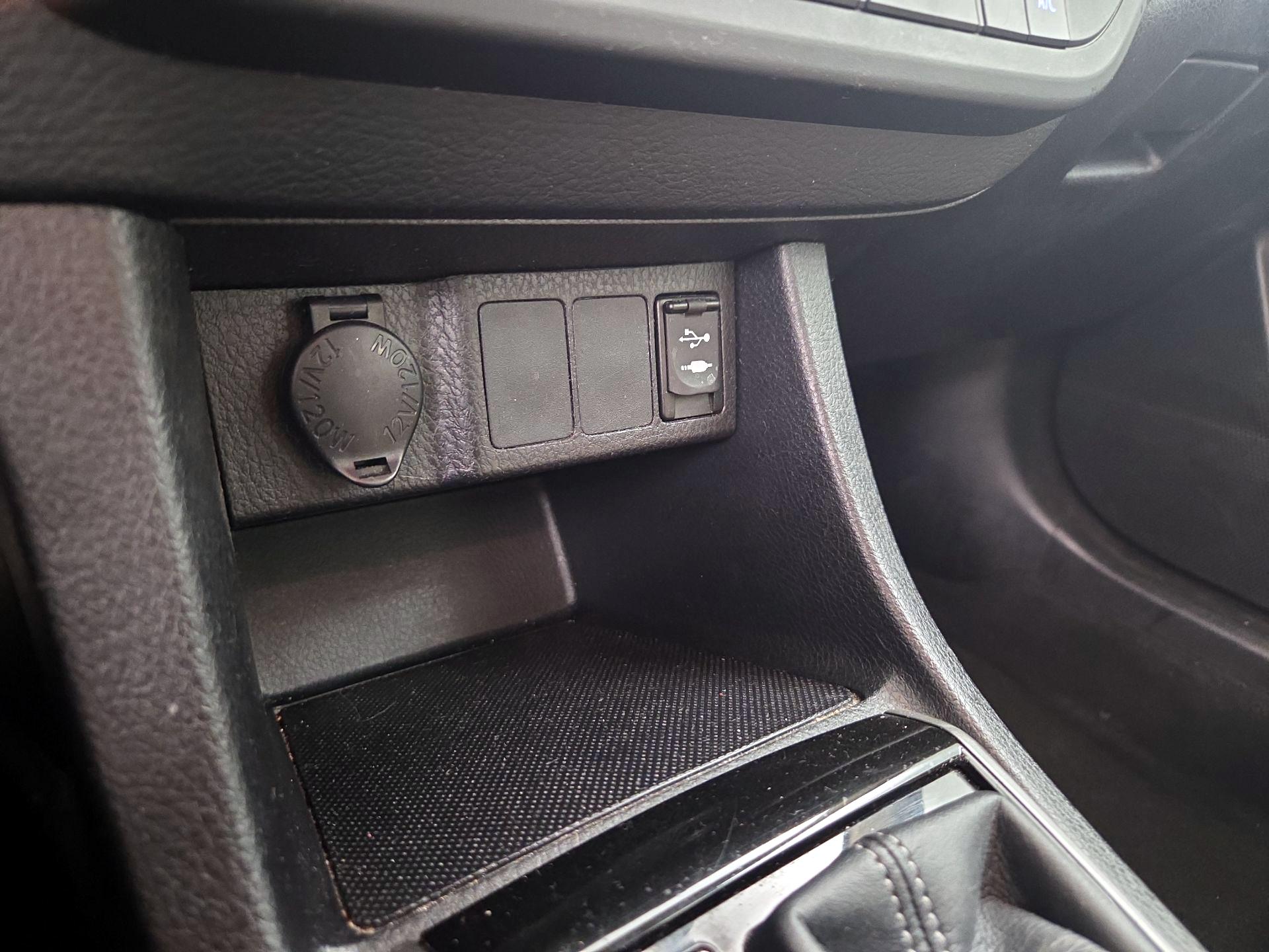 Thumbnail: 2015 Toyota Corolla - 18