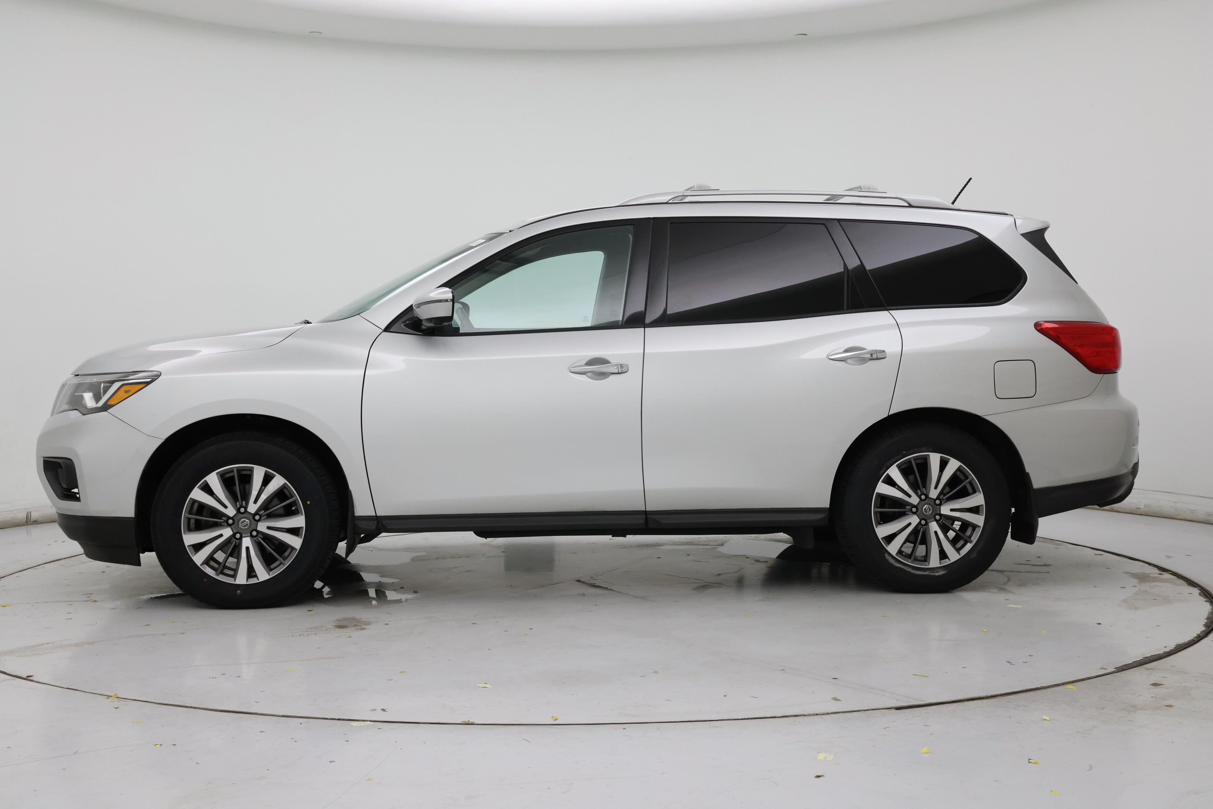 Thumbnail: 2017 Nissan Pathfinder - 3