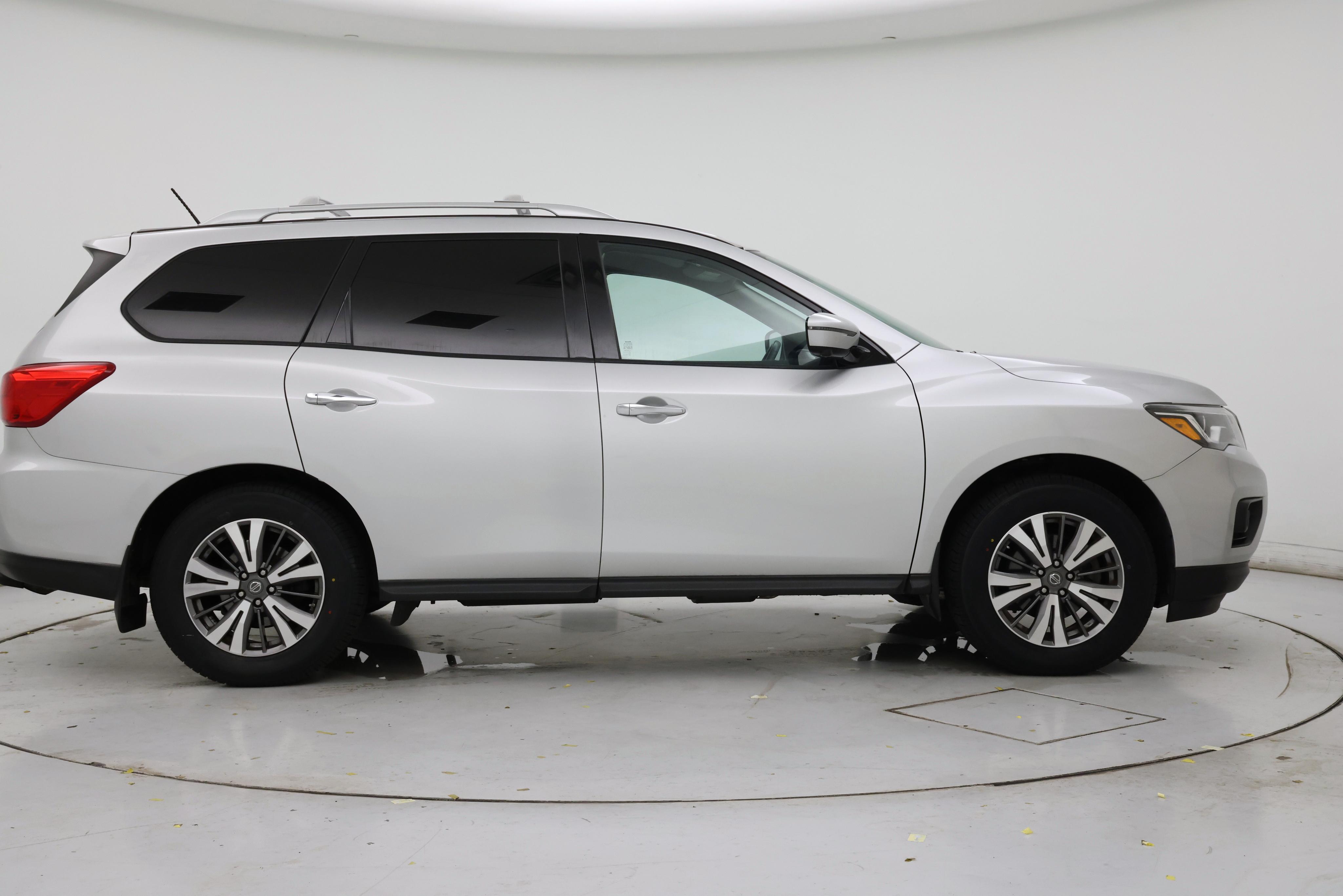 Thumbnail: 2017 Nissan Pathfinder - 7