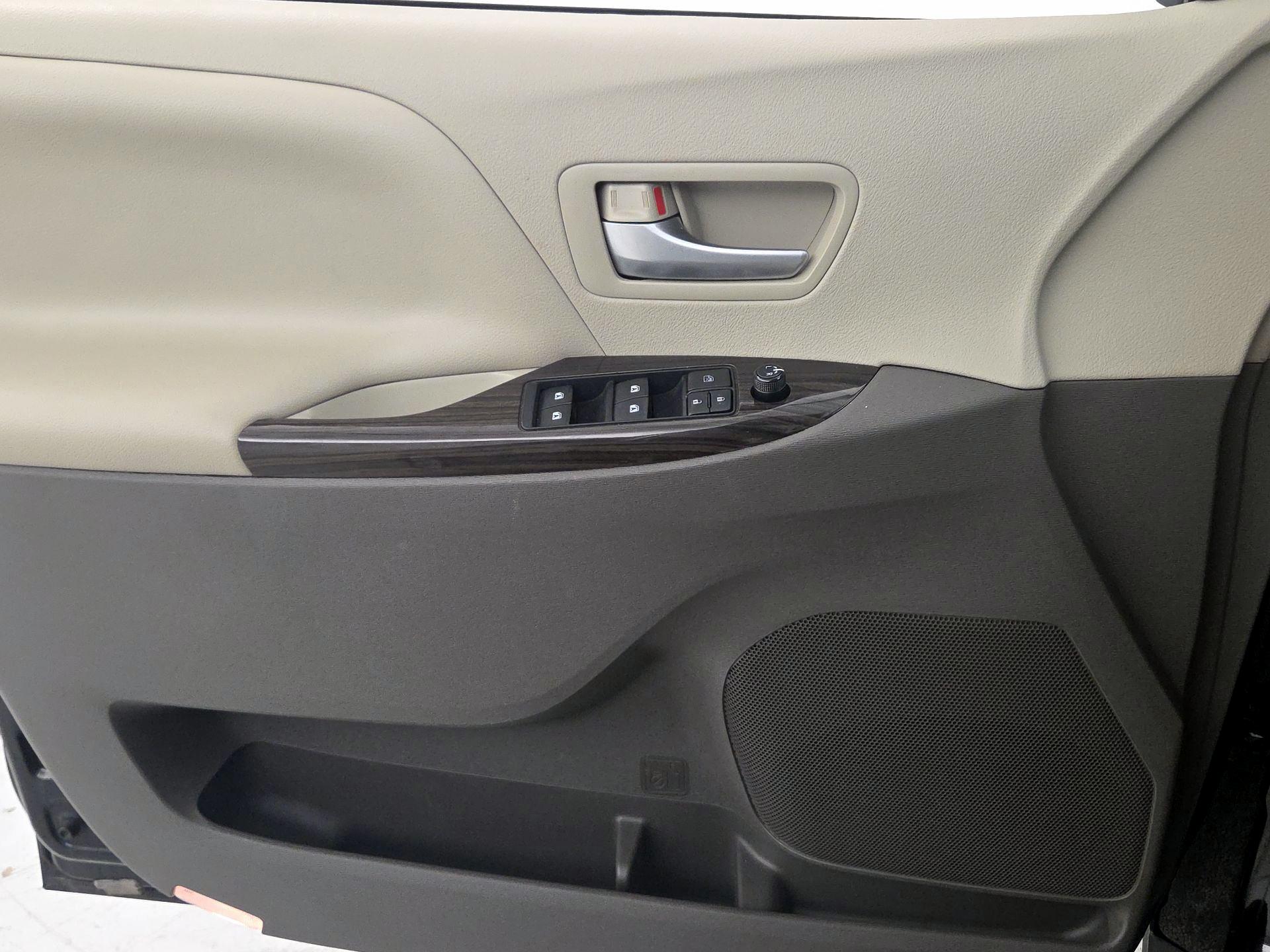 Thumbnail: 2016 Toyota Sienna - 12