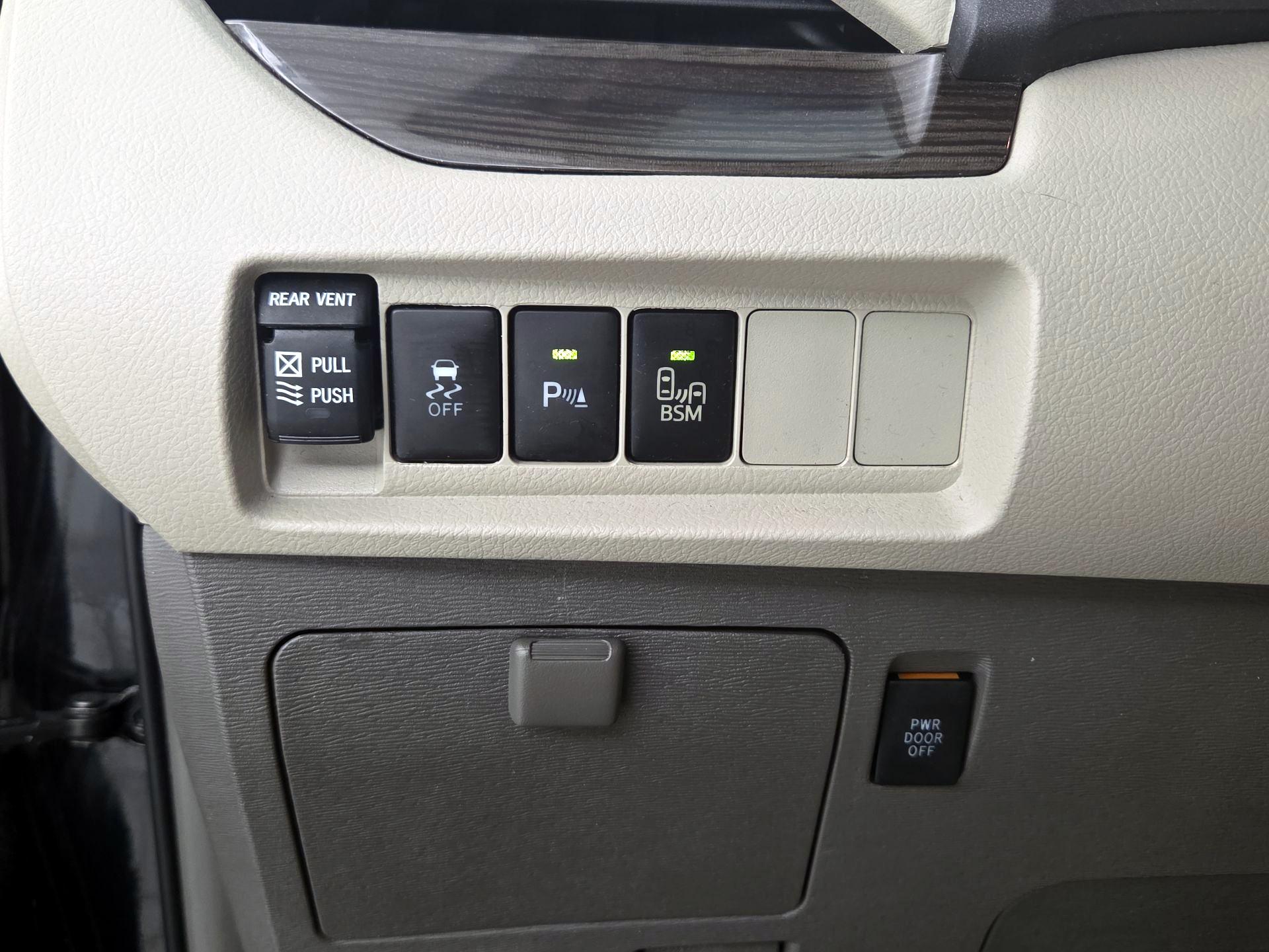 Thumbnail: 2016 Toyota Sienna - 13
