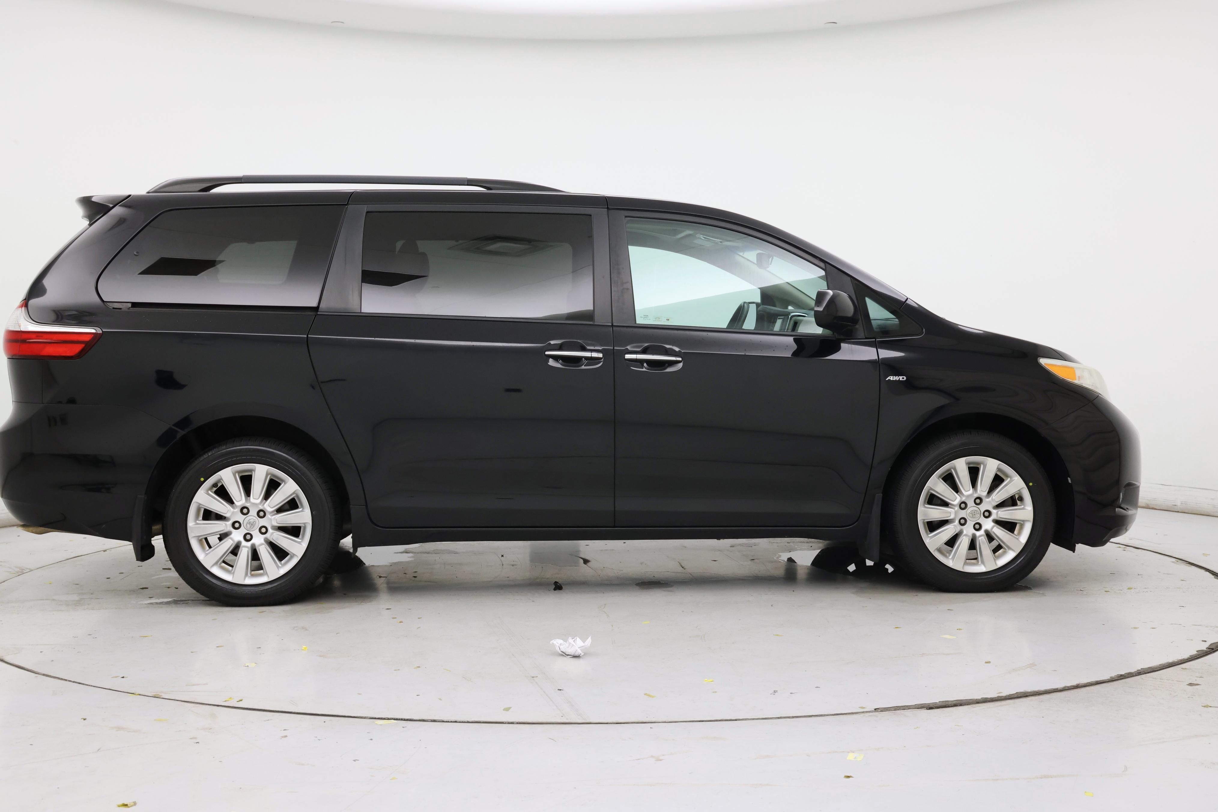 Thumbnail: 2016 Toyota Sienna - 7