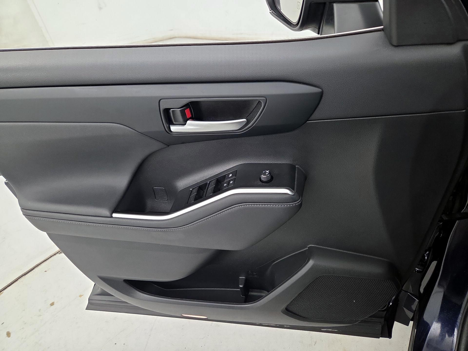 Thumbnail: 2023 Toyota Highlander - 12